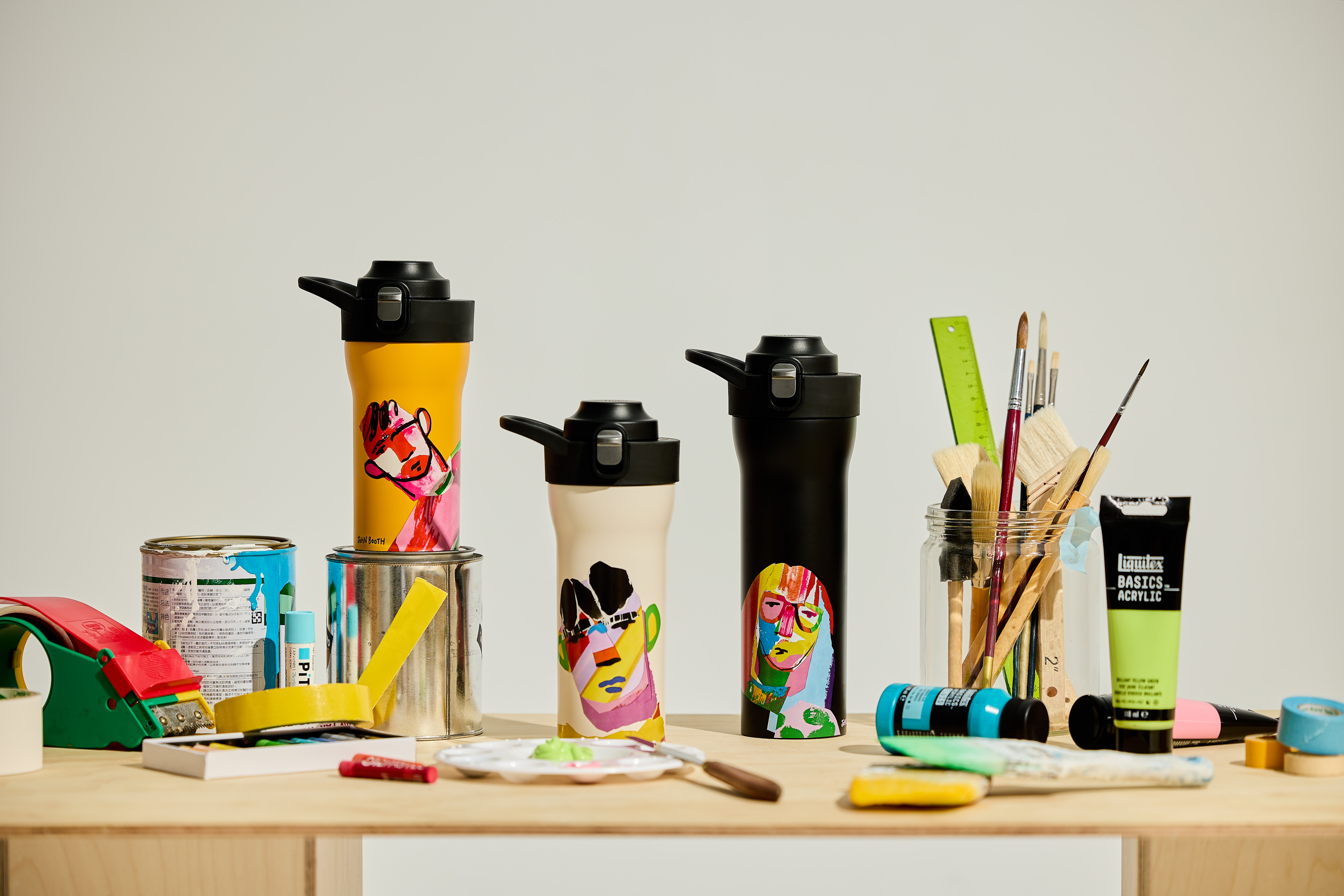 日本虎牌聯名英國藝術家 John Booth的全新雙飲結構保溫杯，以「Travel With Friends, Drink with TIGER」為主題，把友情與旅途裝瓶。（日本虎牌提供）