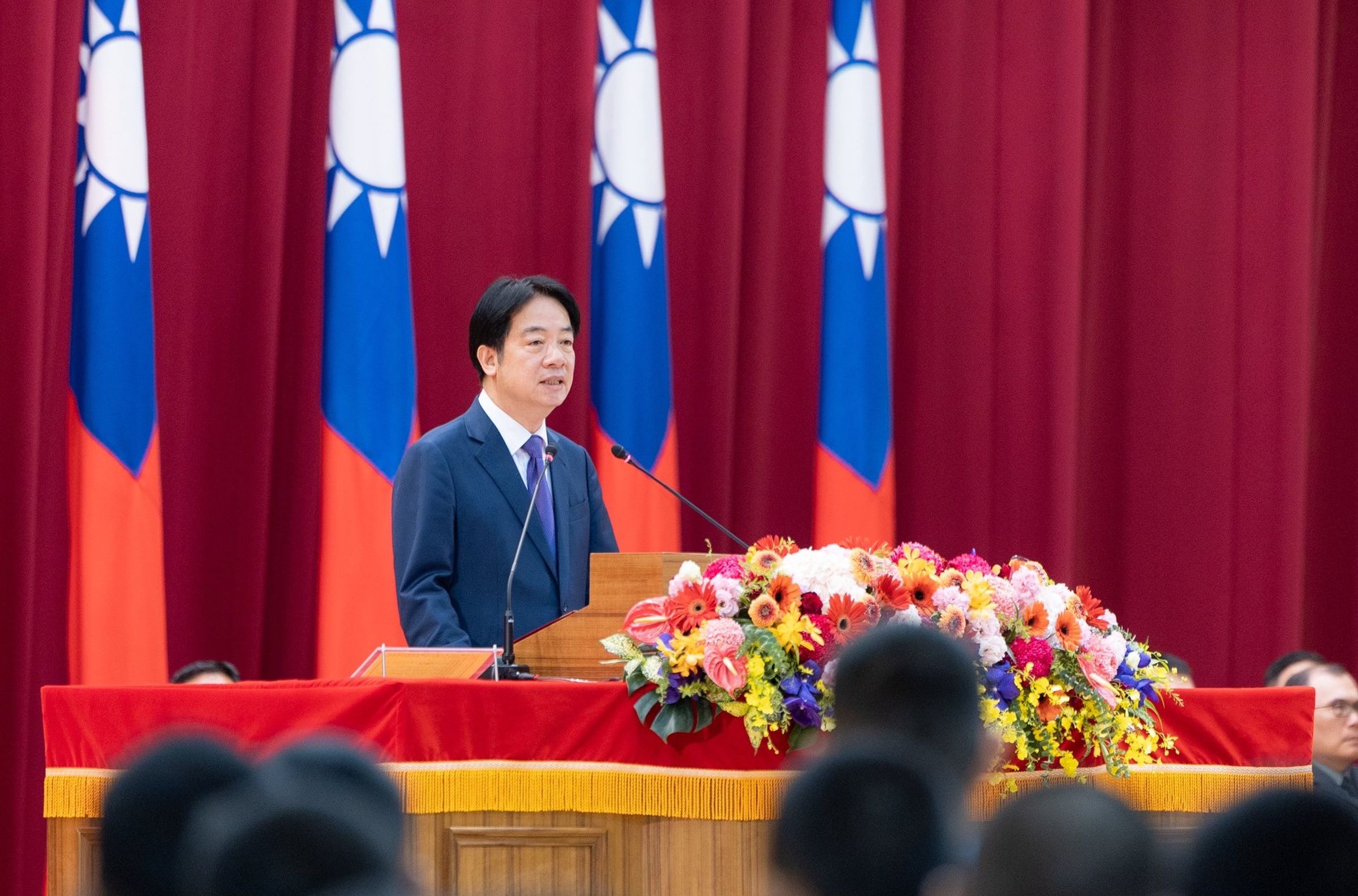 總統賴清德今日在苗栗參訪時，提及明年年收入在62萬以下的單身上班族，可完全免繳綜合所得稅。（翻攝賴清德臉書）