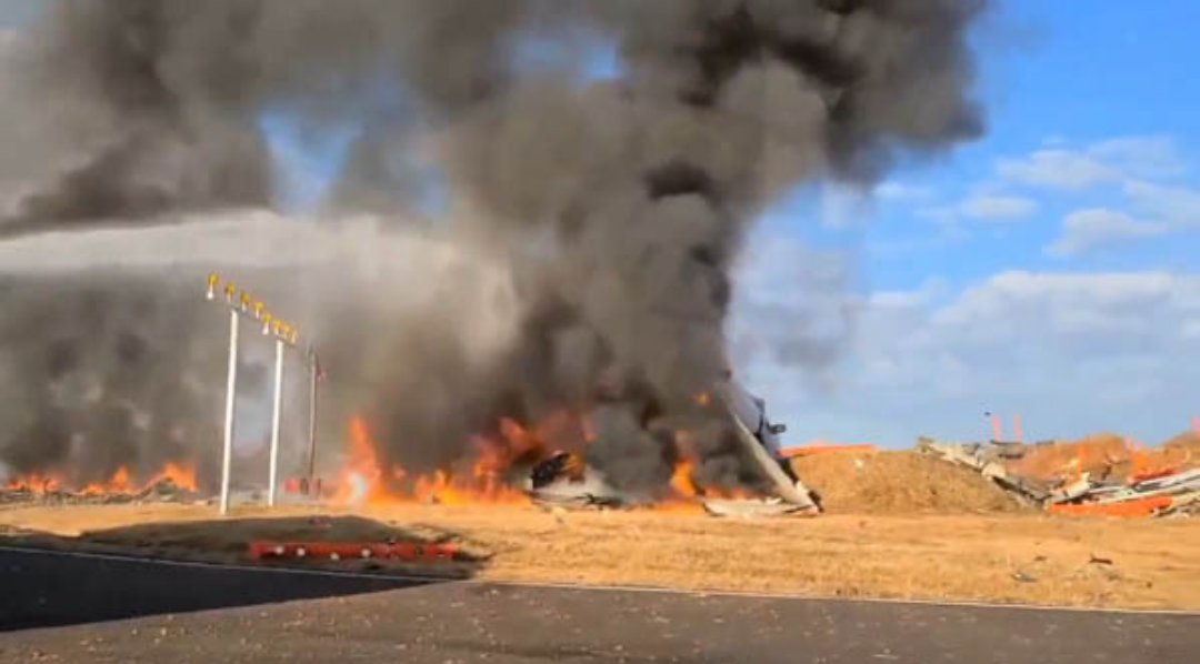 南韓一架濟州航空今日上午降落務安國際機場時發生意外。（翻攝自X@skylove0310）