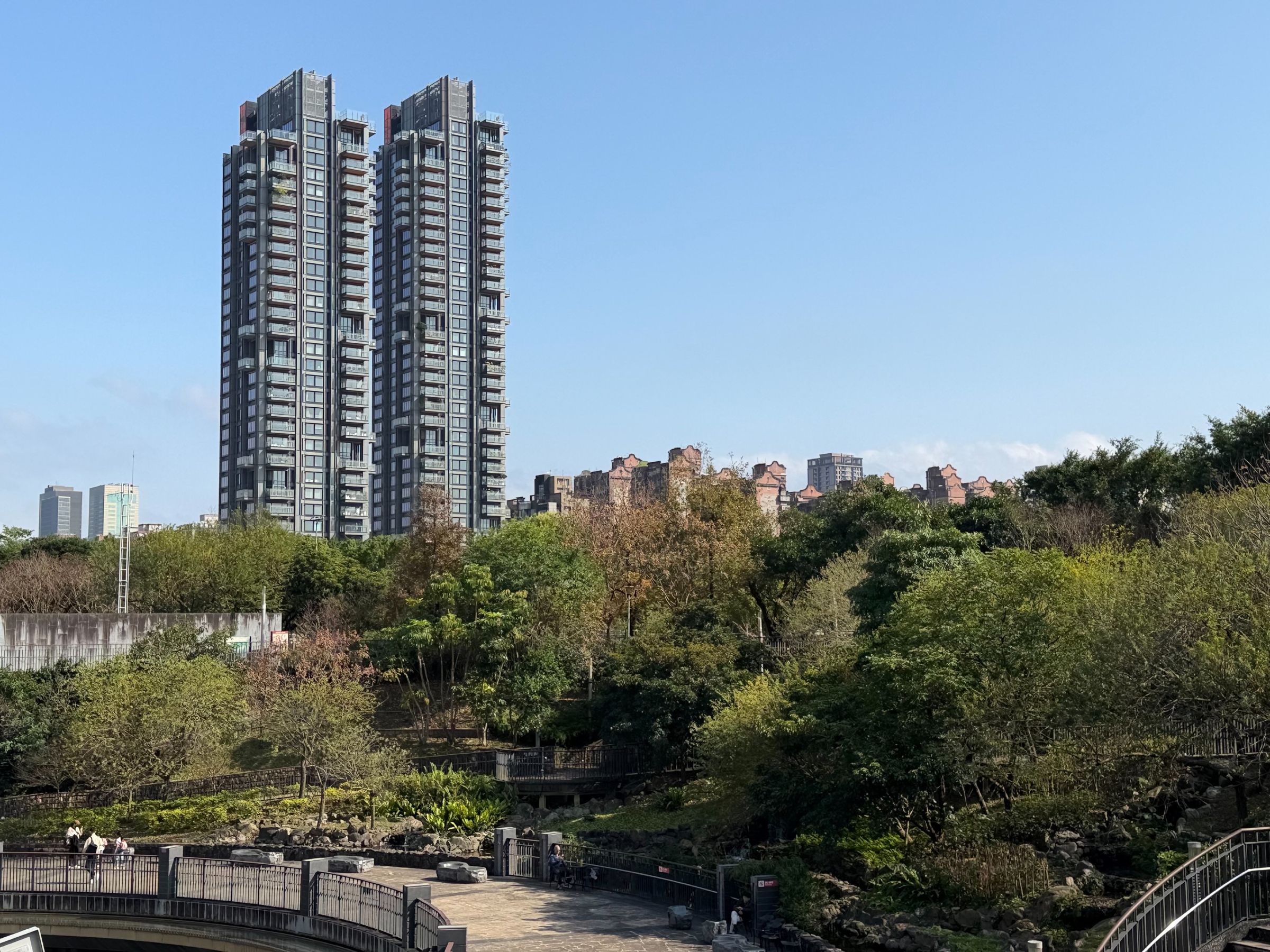 在居住環境上，大安森林公園周邊的大面積綠地，以及仁愛路、敦化南路的林蔭景觀，是外籍買家高度重視的條件。（信義房屋提供）