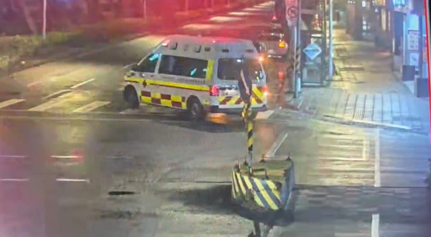 救護車獲報趕抵現場。（翻攝畫面）