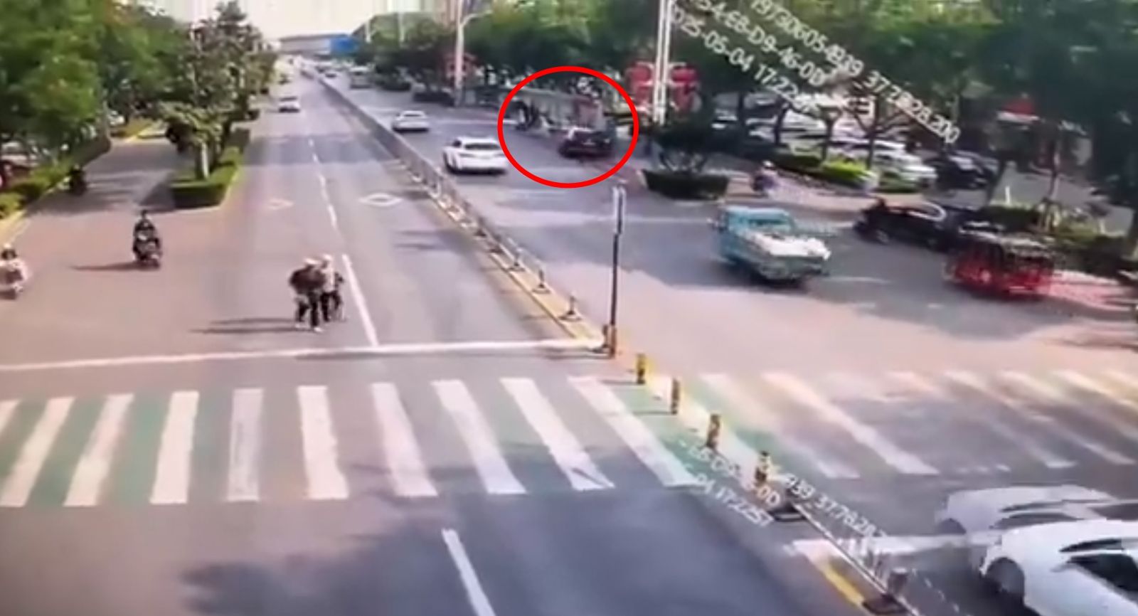 一輛黑色轎車高速行駛時突然偏離車道,衝向善國路路邊公車站,造成多人死傷。(翻攝畫面)