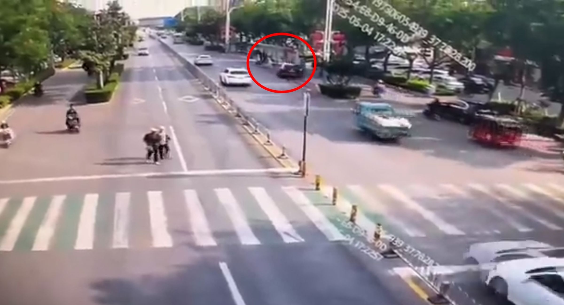 一輛黑色轎車高速行駛時突然偏離車道,衝向善國路路邊公車站,造成多人死傷。(翻攝畫面)