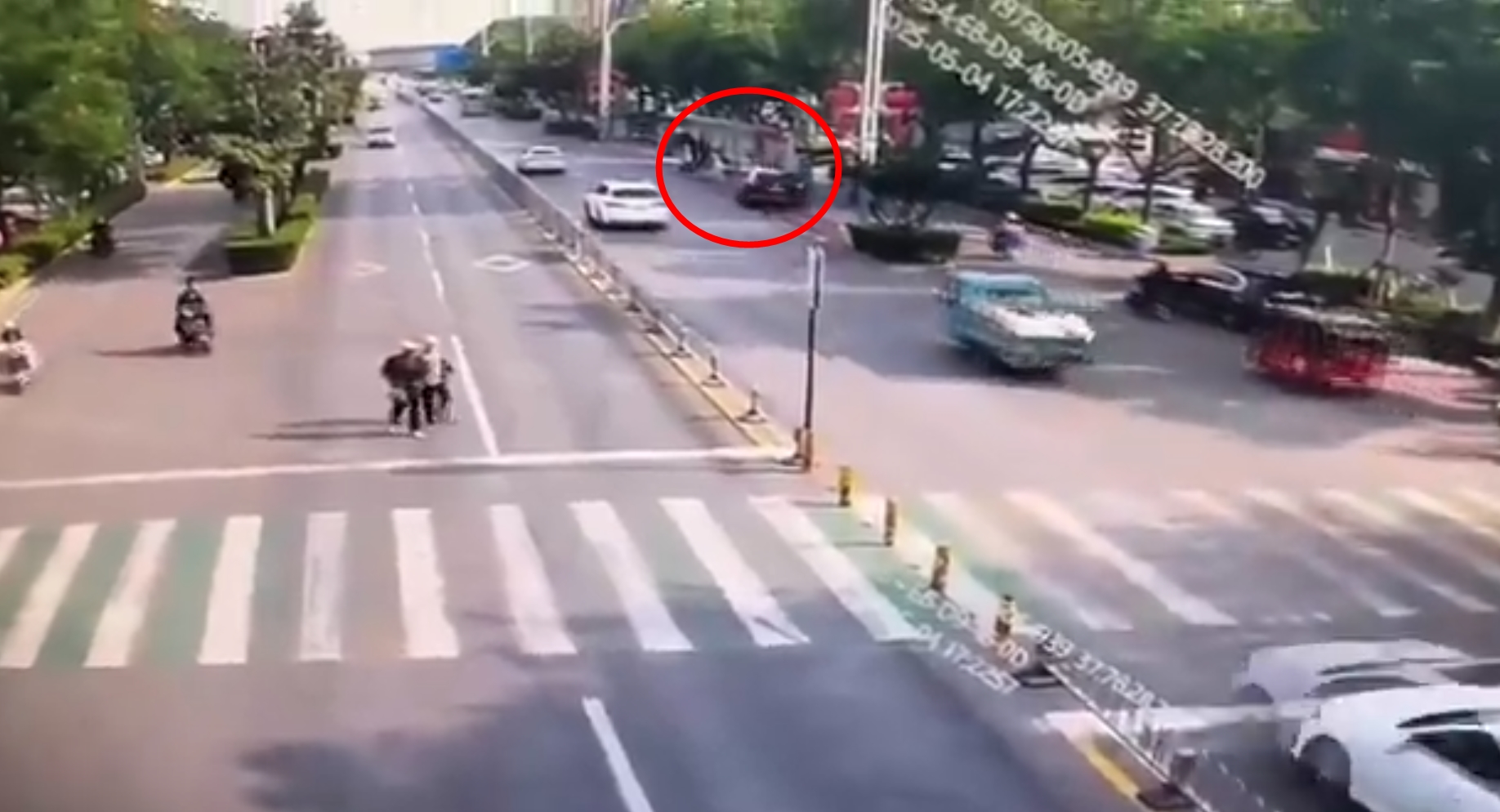一輛黑色轎車高速行駛時突然偏離車道，衝向善國路路邊公車站，造成多人死傷。（翻攝畫面）