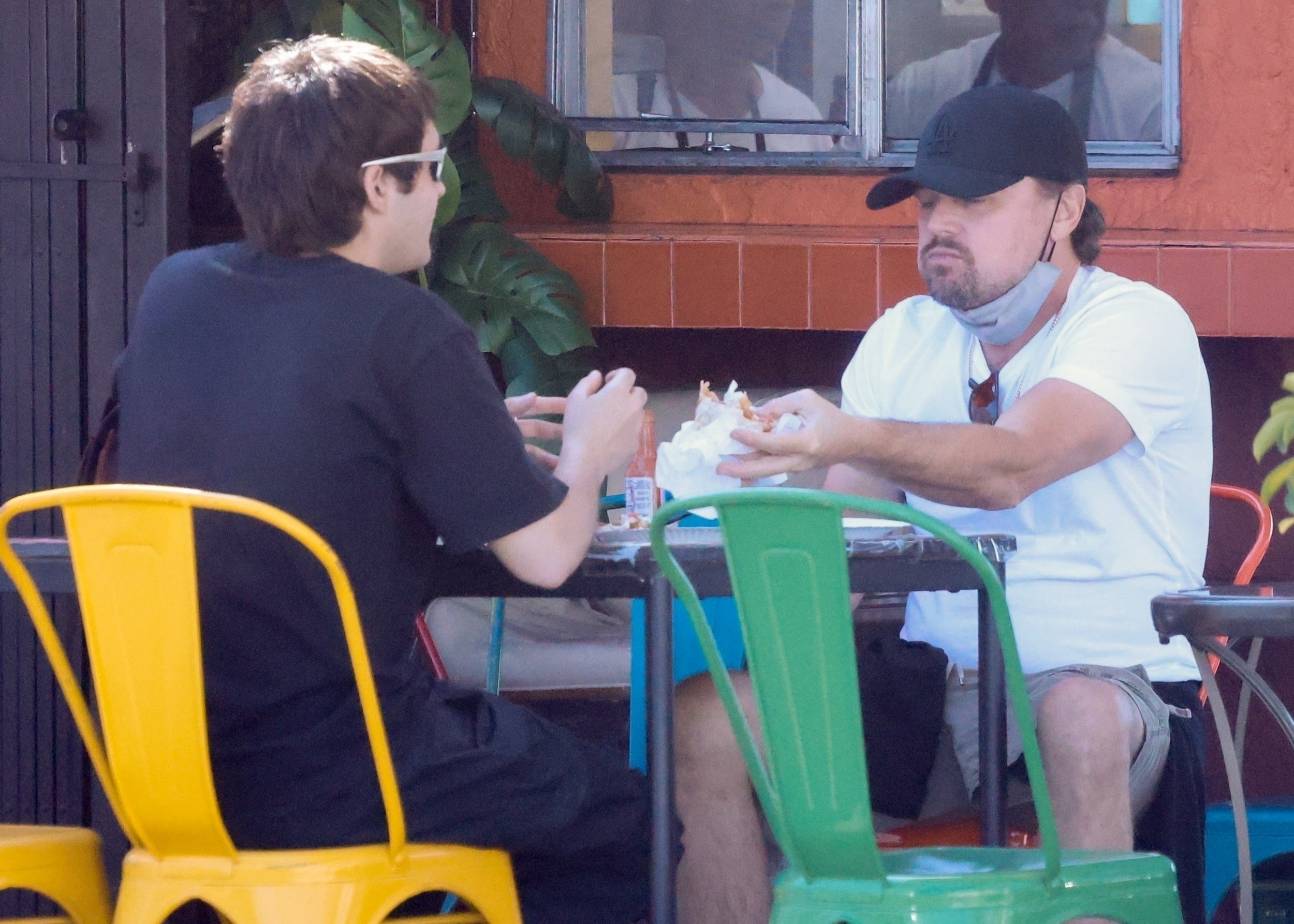 李奧納多狄卡皮歐（右）今年3月在洛杉磯，才跟朋友一起去光顧墨西哥捲餅，你說他在法國用餐一口氣給了5萬歐元當小費，你敢說我還不敢信咧。（東方IC）