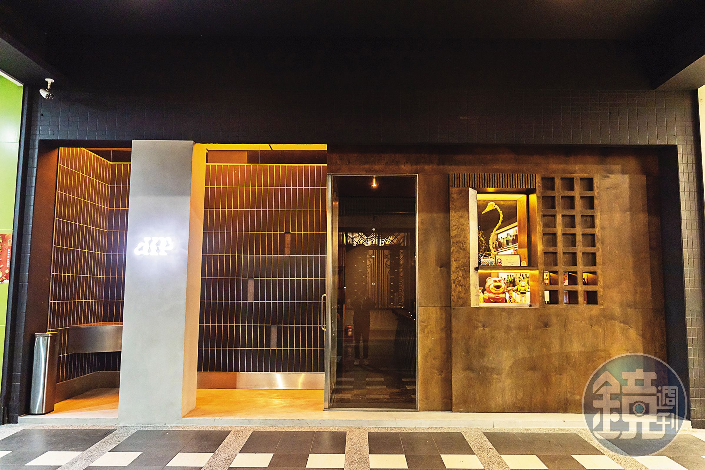 「Bar dIP」的戶外空間是室內的倒影，將同樣物件以顛倒方式呈現。