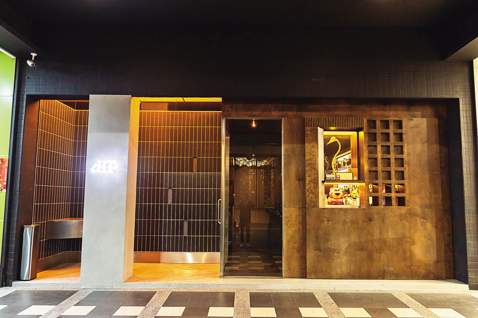 「Bar dIP」的戶外空間是室內的倒影,將同樣物件以顛倒方式呈現。