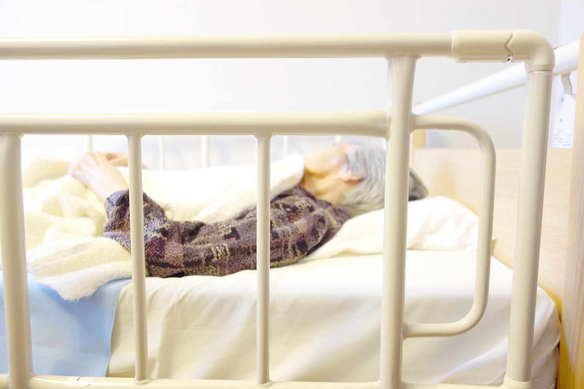 網友阿嬤被二舅一家苛待，有時花完補助，就任她躺在屎尿中自生自滅。（示意圖，photoAC）