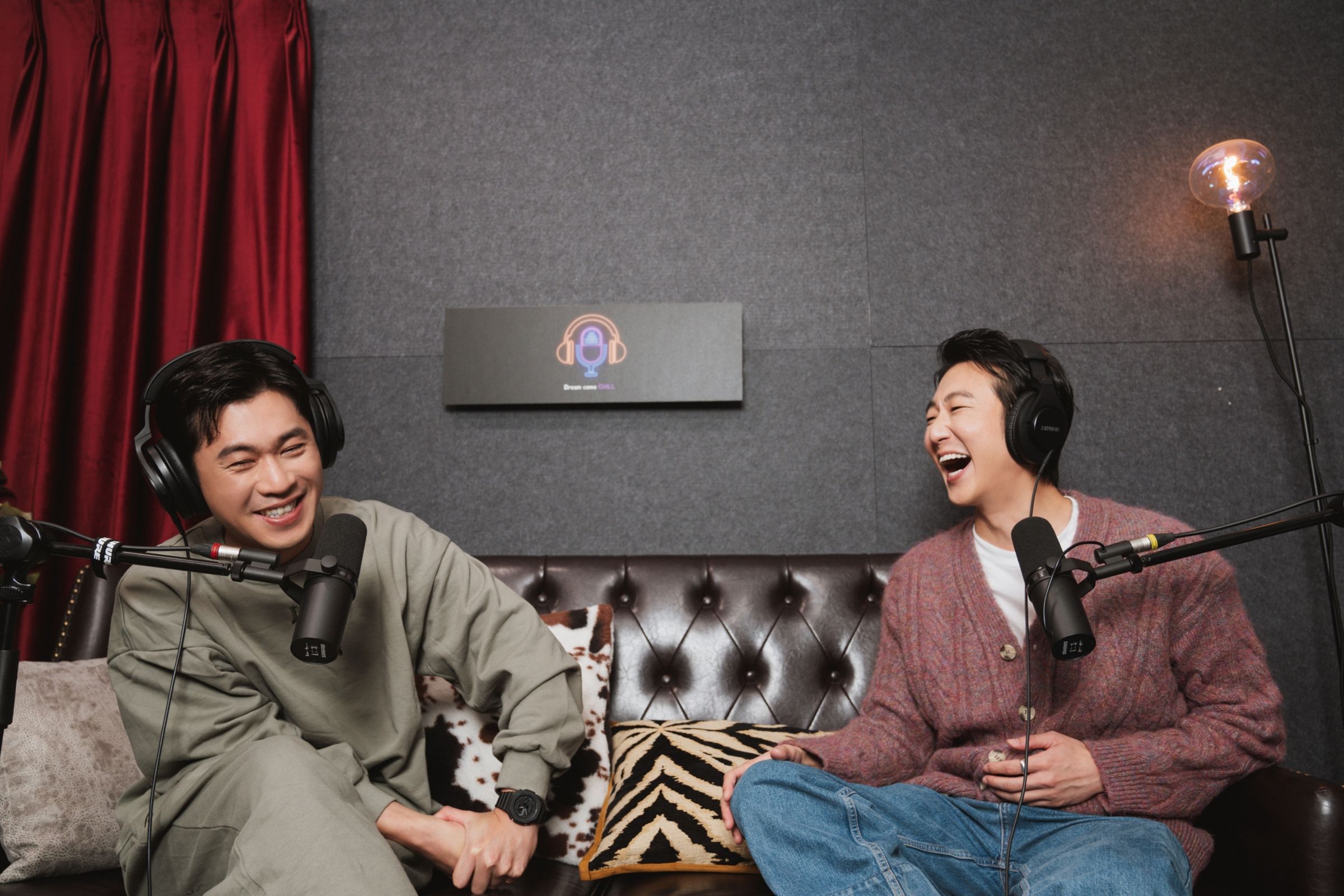 張懷秋(右)開Podcast頻道為即將推出的籃球節目熱身,首集邀黃迪揚暢談籃球及演藝生涯心路歷程。(犢影制作、有意思國際傳播提供)