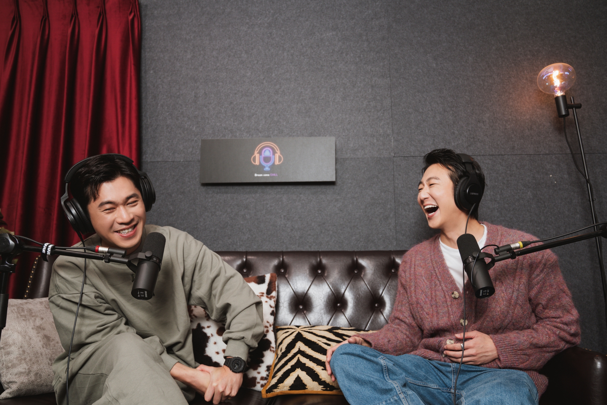 張懷秋（右）開Podcast頻道為即將推出的籃球節目熱身，首集邀黃迪揚暢談籃球及演藝生涯心路歷程。（犢影制作、有意思國際傳播提供）