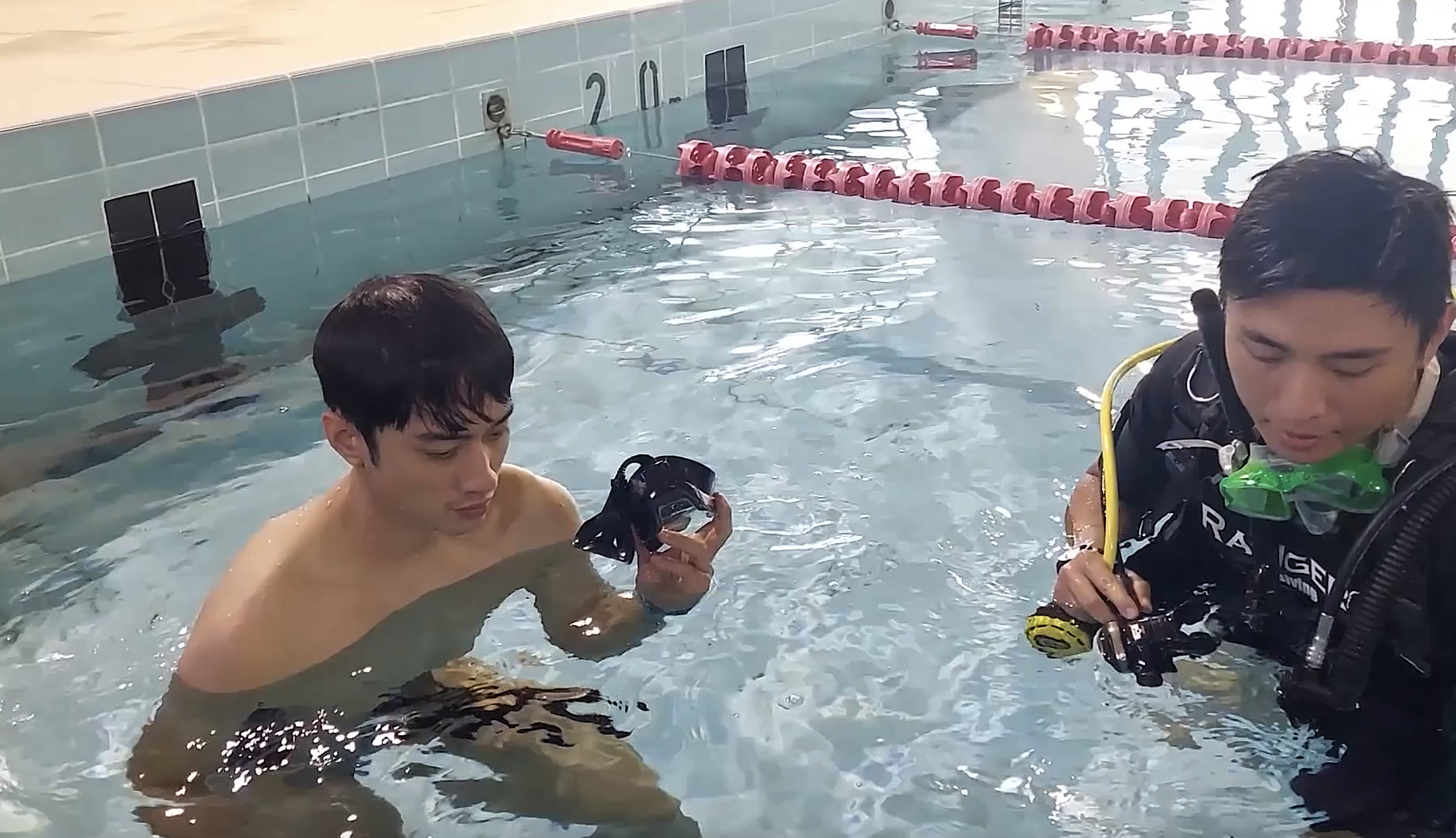 劉俊謙在片中有場落水戲，拍攝前先與潛水教練學習呼吸、閉氣等潛水技巧。（甲上提供）