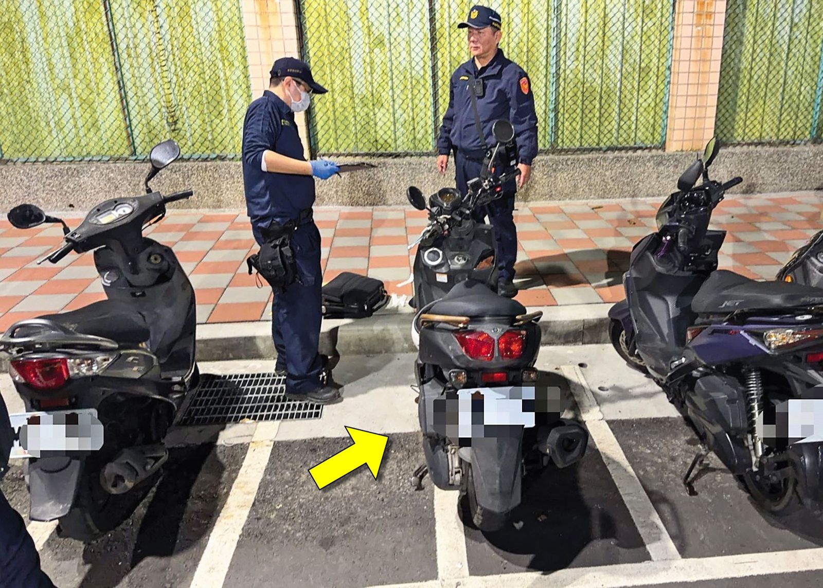 警方在廖聰賢騎的機車（箭頭處）坐墊下，起出犯案用的開山刀。（警方提供）