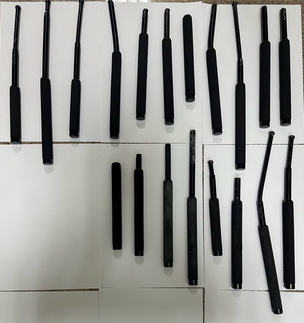警方在現場查扣惡煞犯案用甩棍。(翻攝畫面)
