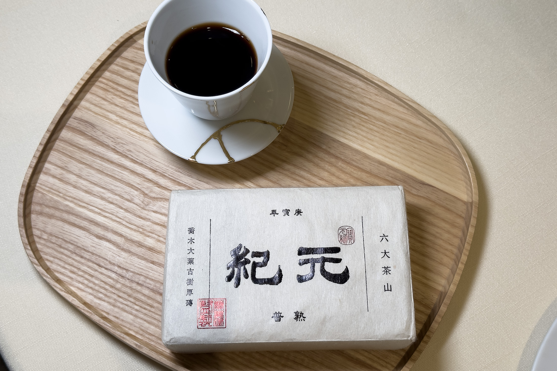 來到芃卓能享受承襲寶元紀的豐富藏茶，體驗多款茶飲與fine dining搭配的樂趣。（週間午間茶品套餐780元／3杯，週間晚間與週末1,080元／4杯）