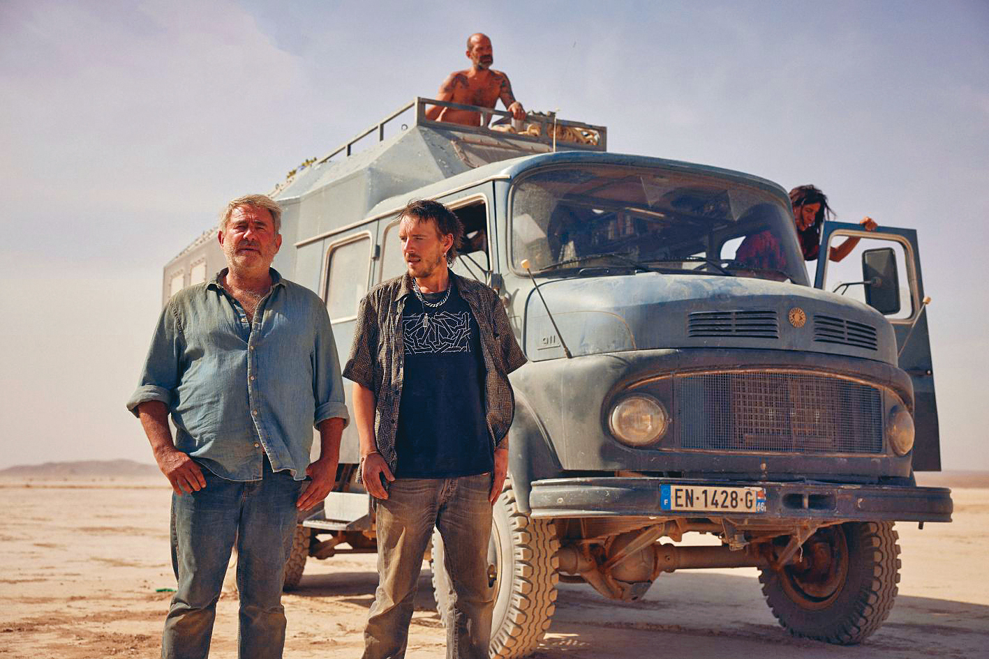 父子在沙漠邊緣的銳舞派對尋找謎樣失蹤的親人，他們跟隨一群無盡狂歡的派對青年，駛向無垠的荒漠深處。（東昊提供）