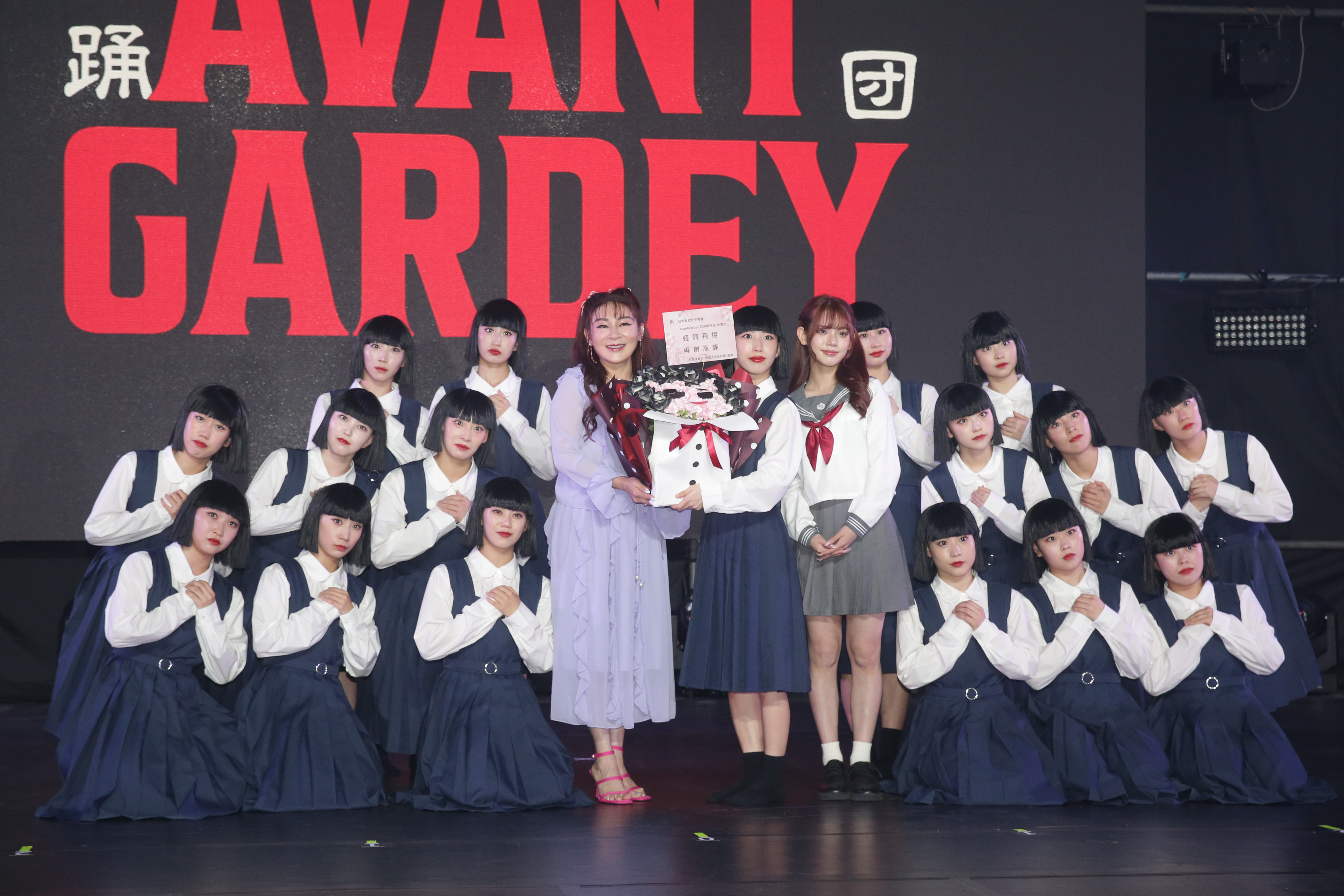 王彩樺特別訂製妹妹頭造型蛋糕送給日本avantgardey舞團。