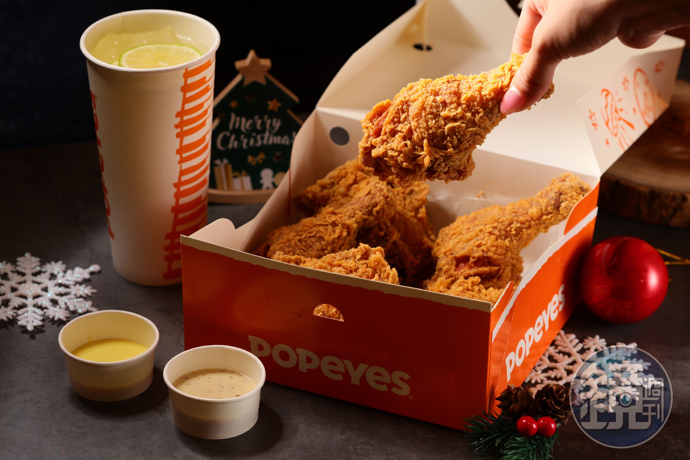美式炸雞名店「Popeyes」的人氣招牌「都是腿辣味炸雞純享餐」（右，468元／組），搭配標榜使用整顆檸檬製成的「經典一顆檸檬鮮飲」（左，89元／杯）。