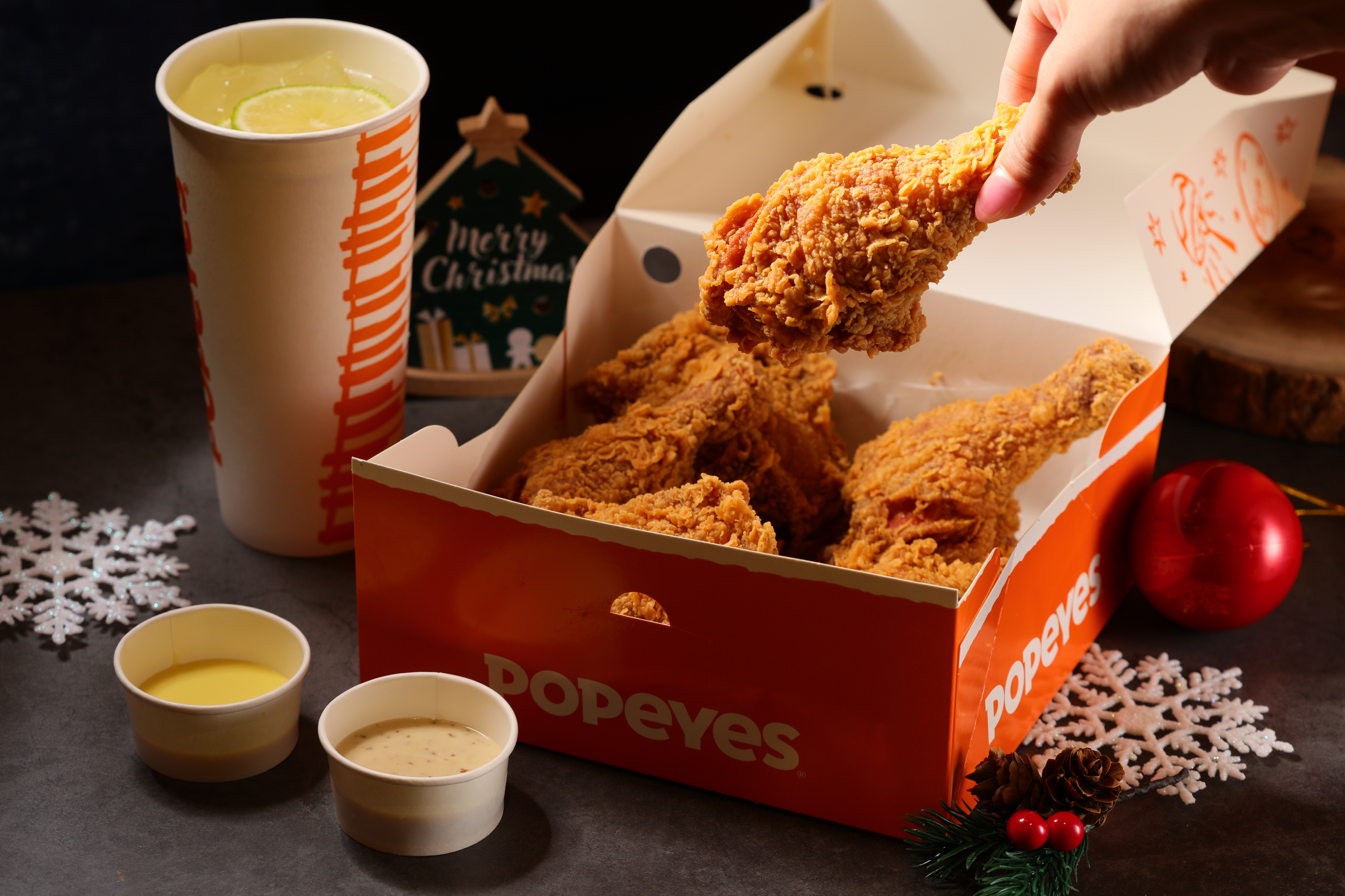 美式炸雞名店「Popeyes」的人氣招牌「都是腿辣味炸雞純享餐」（右，468元／組），搭配標榜使用整顆檸檬製成的「經典一顆檸檬鮮飲」（左，89元／杯）。
