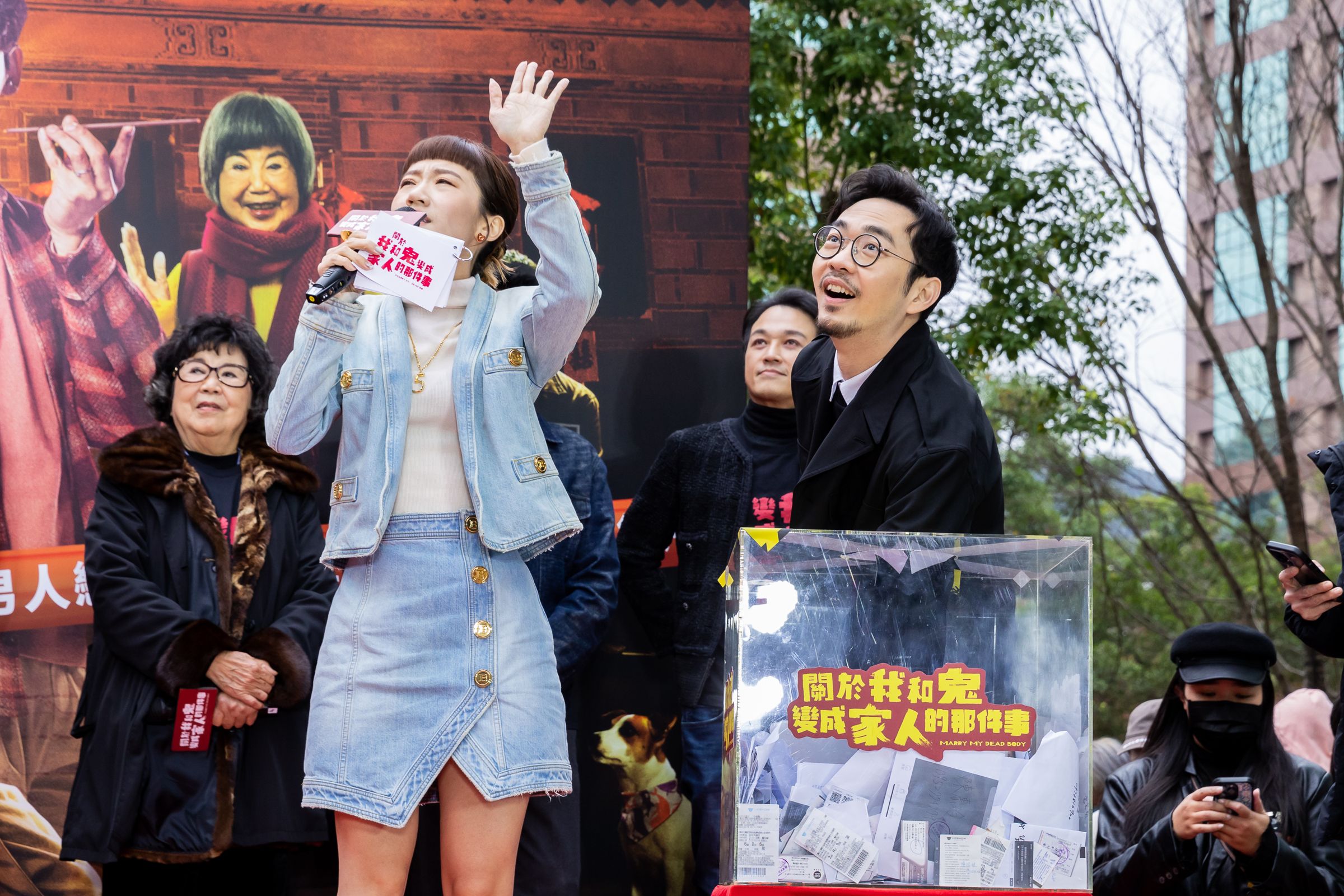 入圍最佳導演當中,唯有程偉豪的《關於我和鬼變成家人的那件事》成為票房最快破億、站上台灣影史票房的第7名的佳績。(金盞花大影業提供)