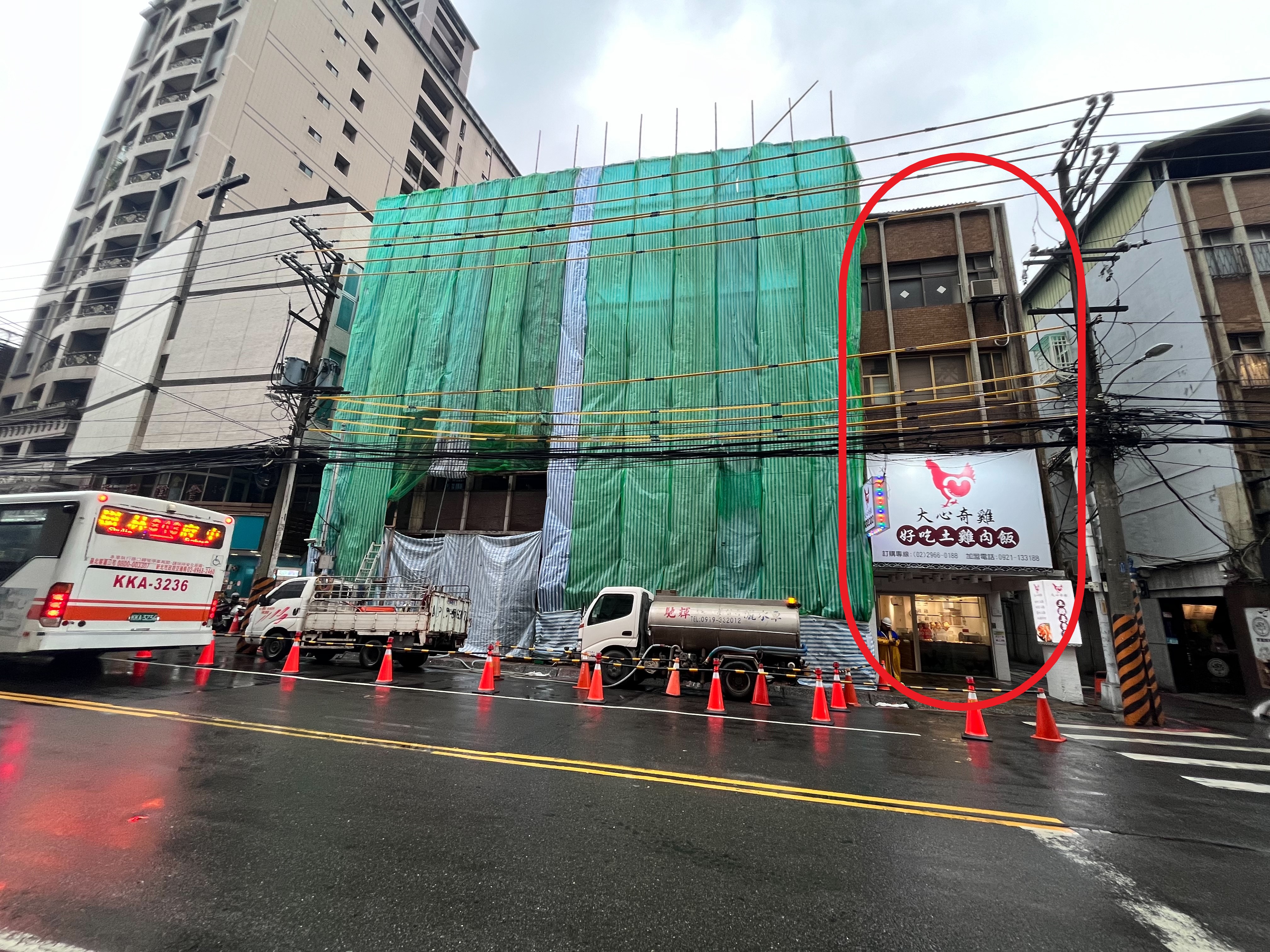 童先生控訴自家在板橋區南雅南路的透天厝,遭建商都更施工毀損。(讀者提供)