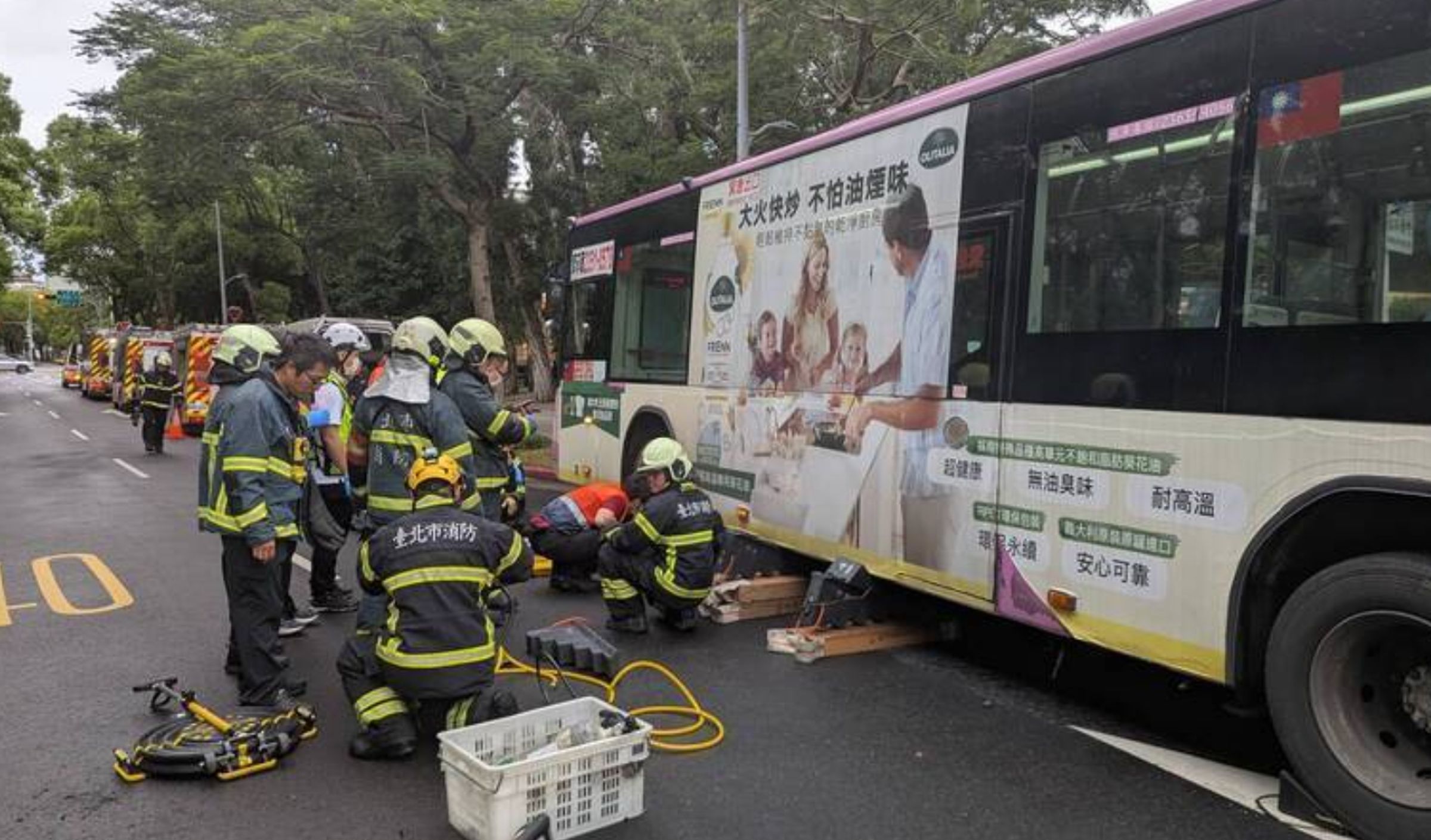 名醫周佳正在台北過馬路遭撞死，蔣萬安今發聲回應。（翻攝畫面）
