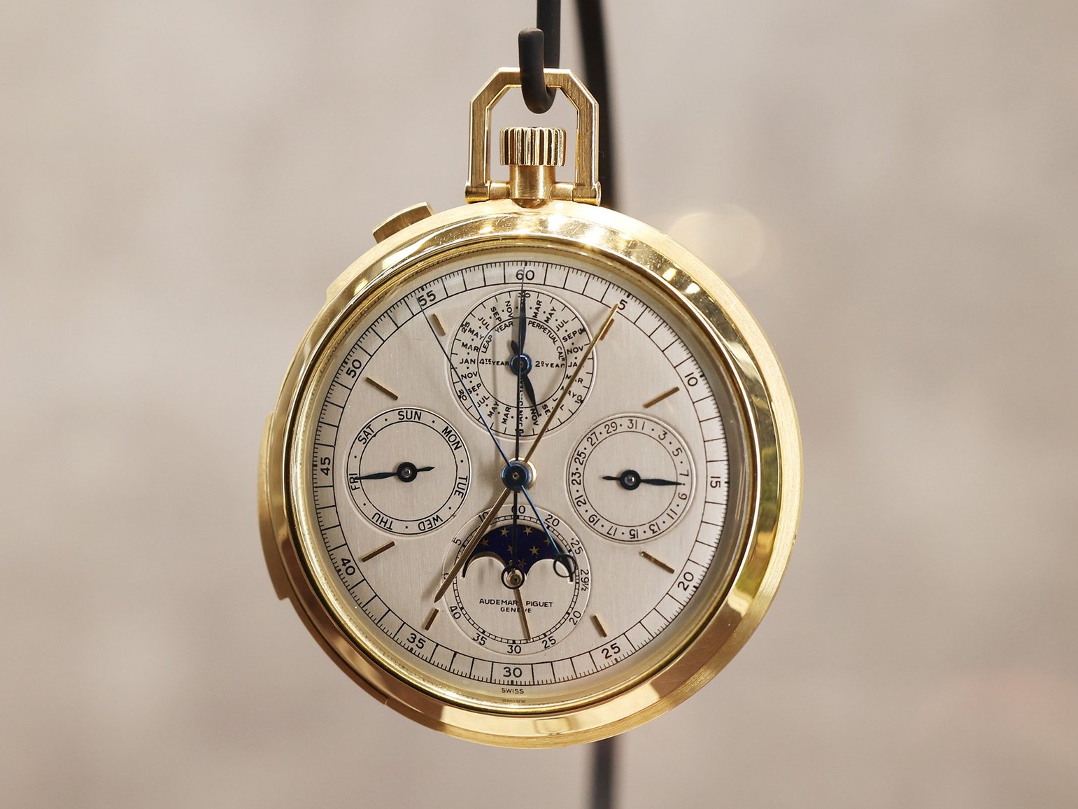 愛彼日前在台北舉辦「卓越複雜功能大師腕錶鑑賞會」，其中的一款於1970年左右製作的「大複雜功能」懷錶。此錶搭載17JSMCCRVQ 機芯，集結萬年曆、三問報時、雙追針計時等功能於一身，正是愛彼所定義的最正統經典「大複雜功能」。品牌自創立以來就專注於大複雜功能的研發和製造，並始終為其保留一座工坊，確保每年生產至少一款，即使經歷二次世界大戰與石英危機，都不曾中斷過。