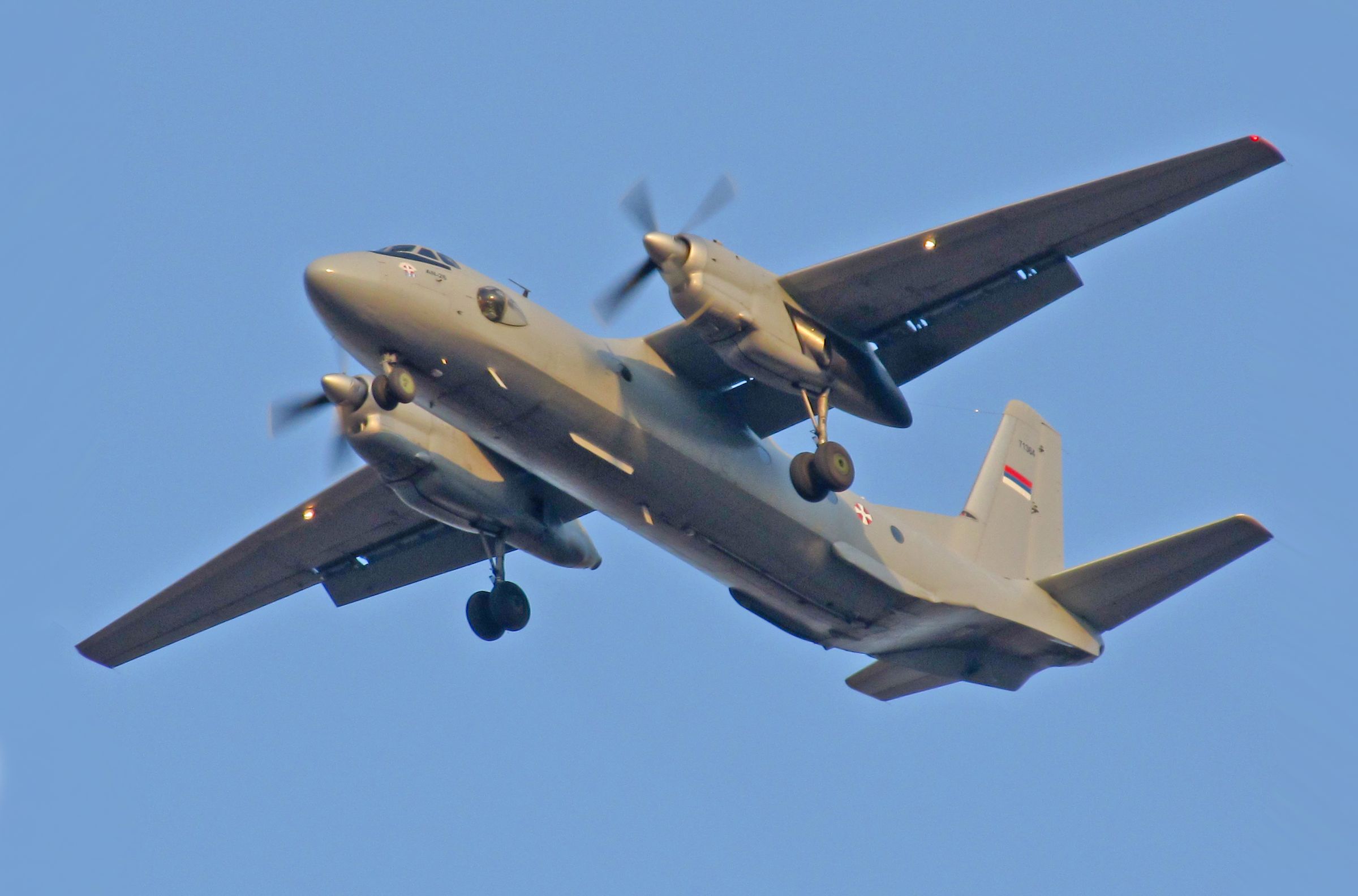 3月31日一架俄羅斯An-26型軍用運輸機，於克里米亞半島上空執行例行飛行任務時，疑似撞上山壁墜毀。（翻攝自維基百科）