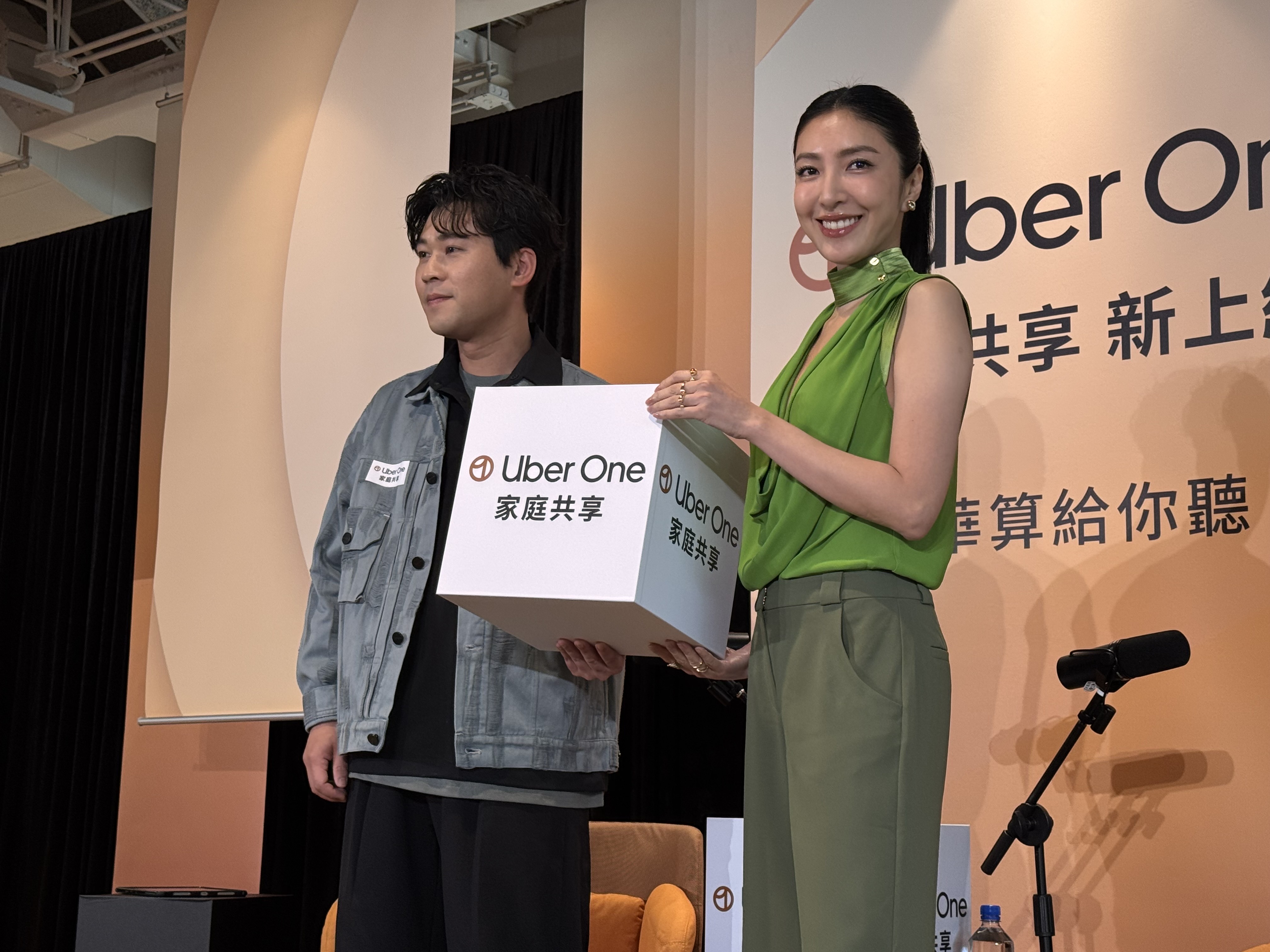 楊謹華和黃迪揚為記者會錄製一段節目分享省錢秘招。