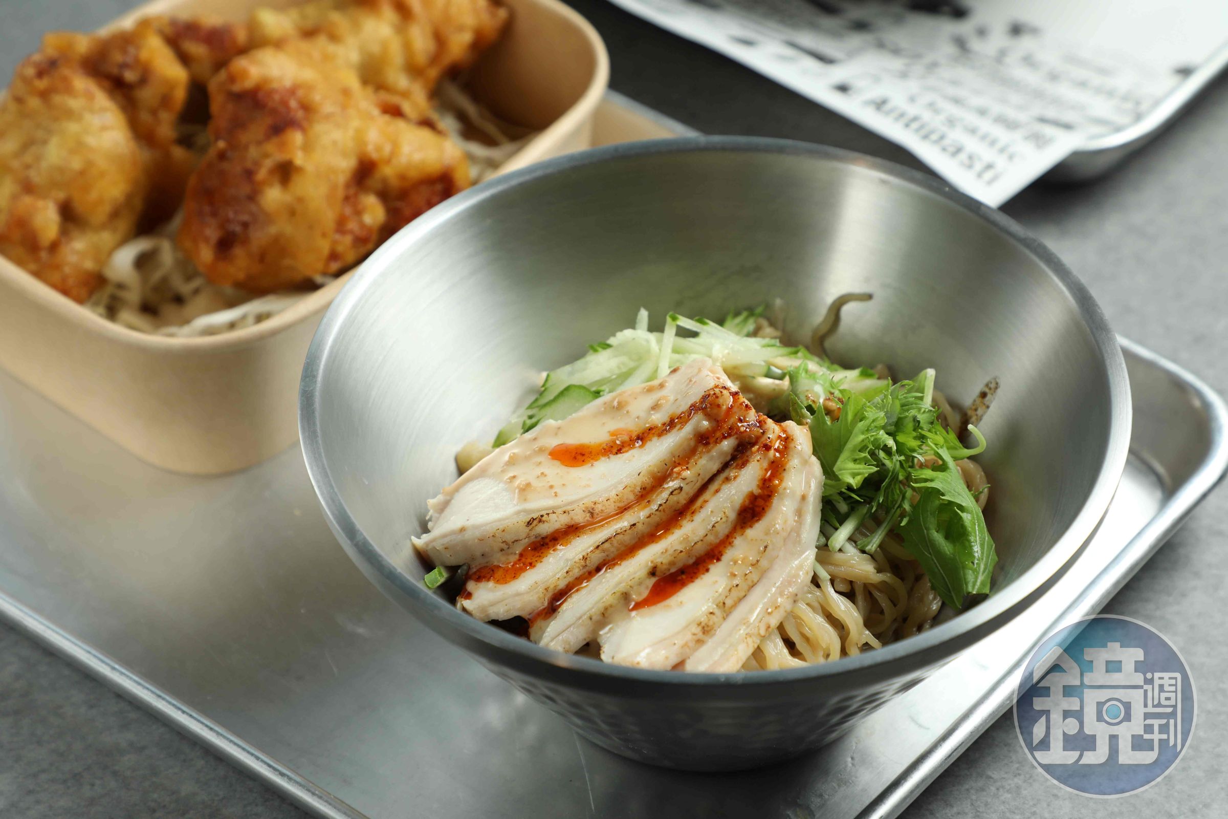 夏日限定的「旨燕拉麵」（前，280元／份）十分爽口，搭配一份裹上秘方麵糊的「日式唐揚雞」（後，140元／3枚）更飽足。