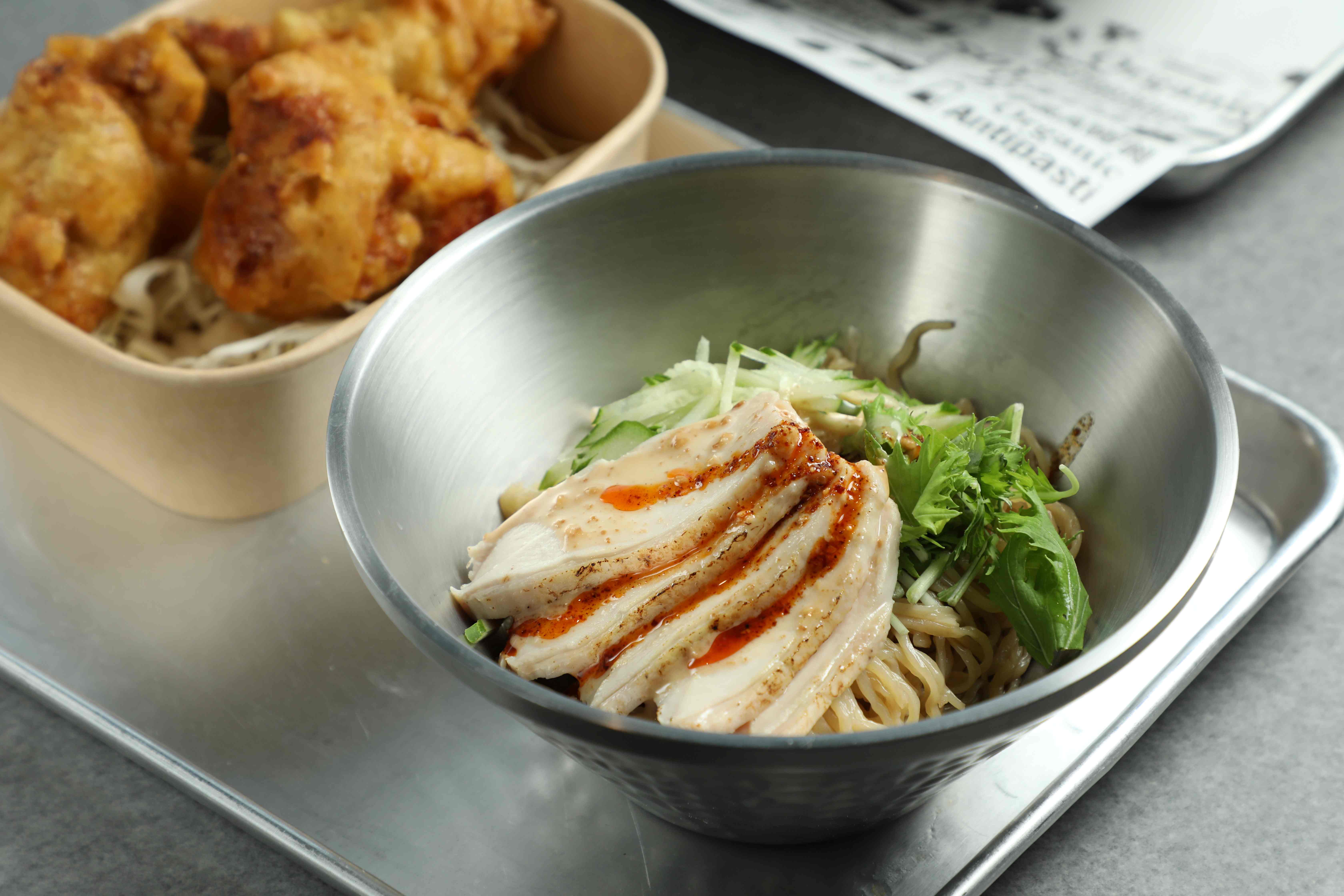 夏日限定的「旨燕拉麵」(前,280元/份)十分爽口,搭配一份裹上秘方麵糊的「日式唐揚雞」(後,140元/3枚)更飽足。