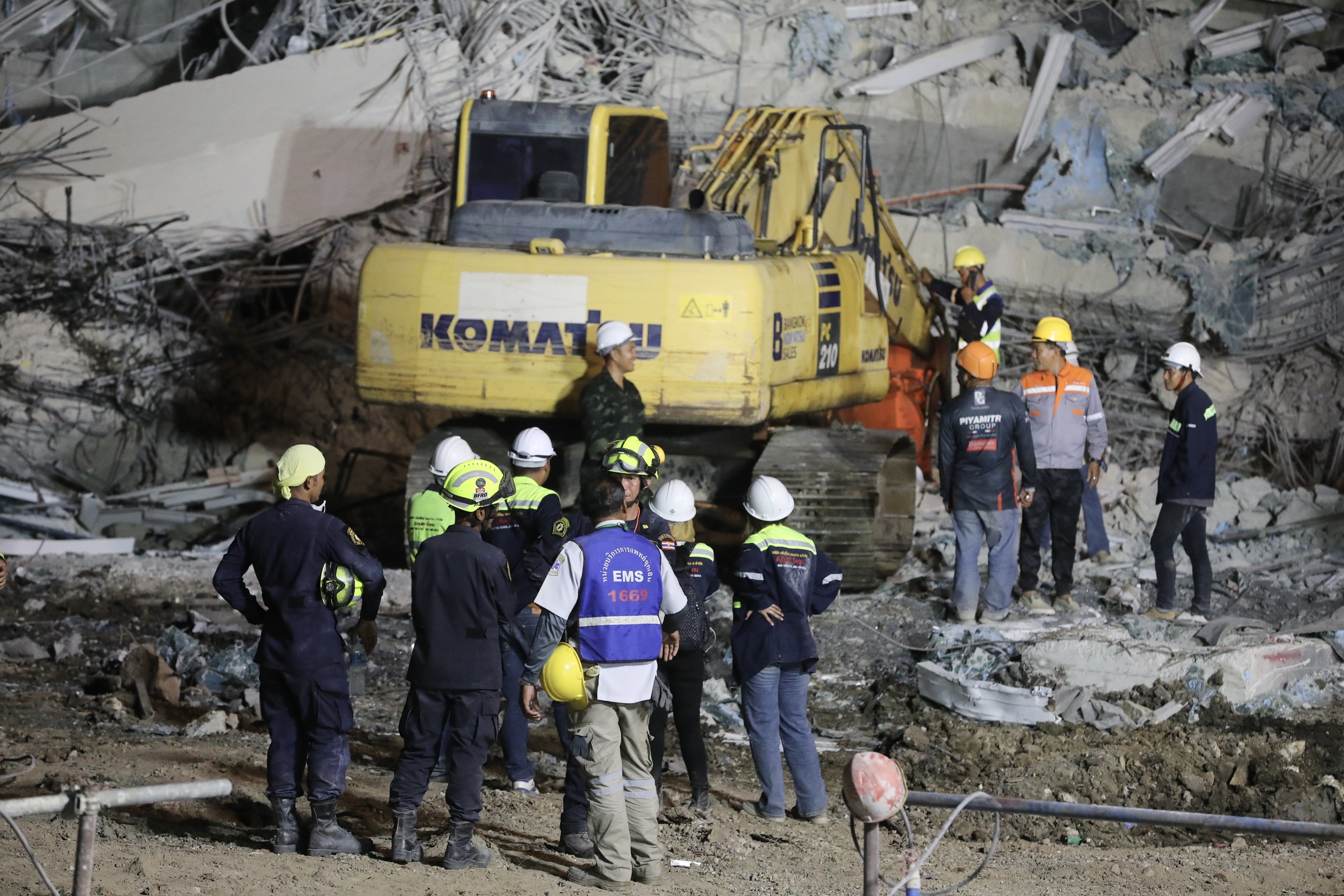 現場徹夜施工救人。