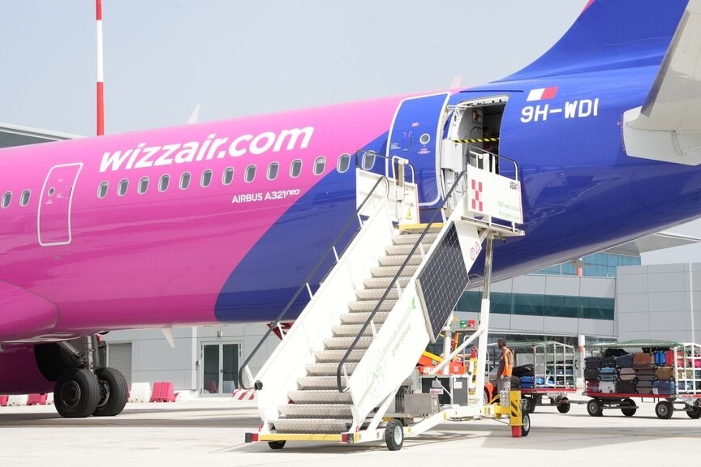一起因手機熱點名稱設定不當引發的空中安全危機。（翻攝自維茲航空臉書）