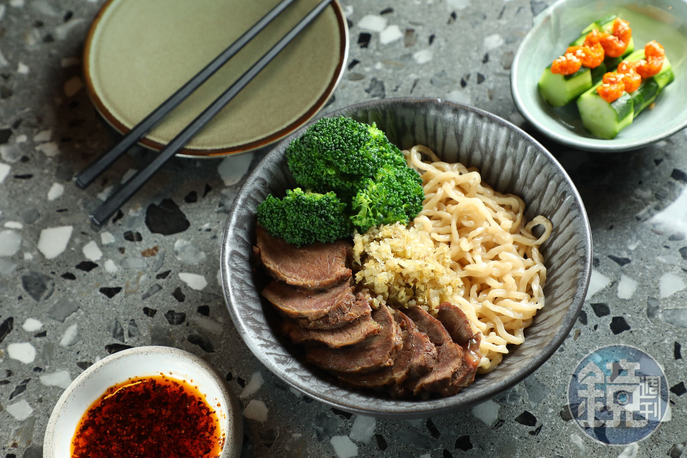 「牛頰拌麵」以滷牛頰肉搭配酸菜末,吃的時候均勻攪拌碗底的牛肉醬汁與辣油,是一道令人食欲大開的下酒菜。(280元/份)