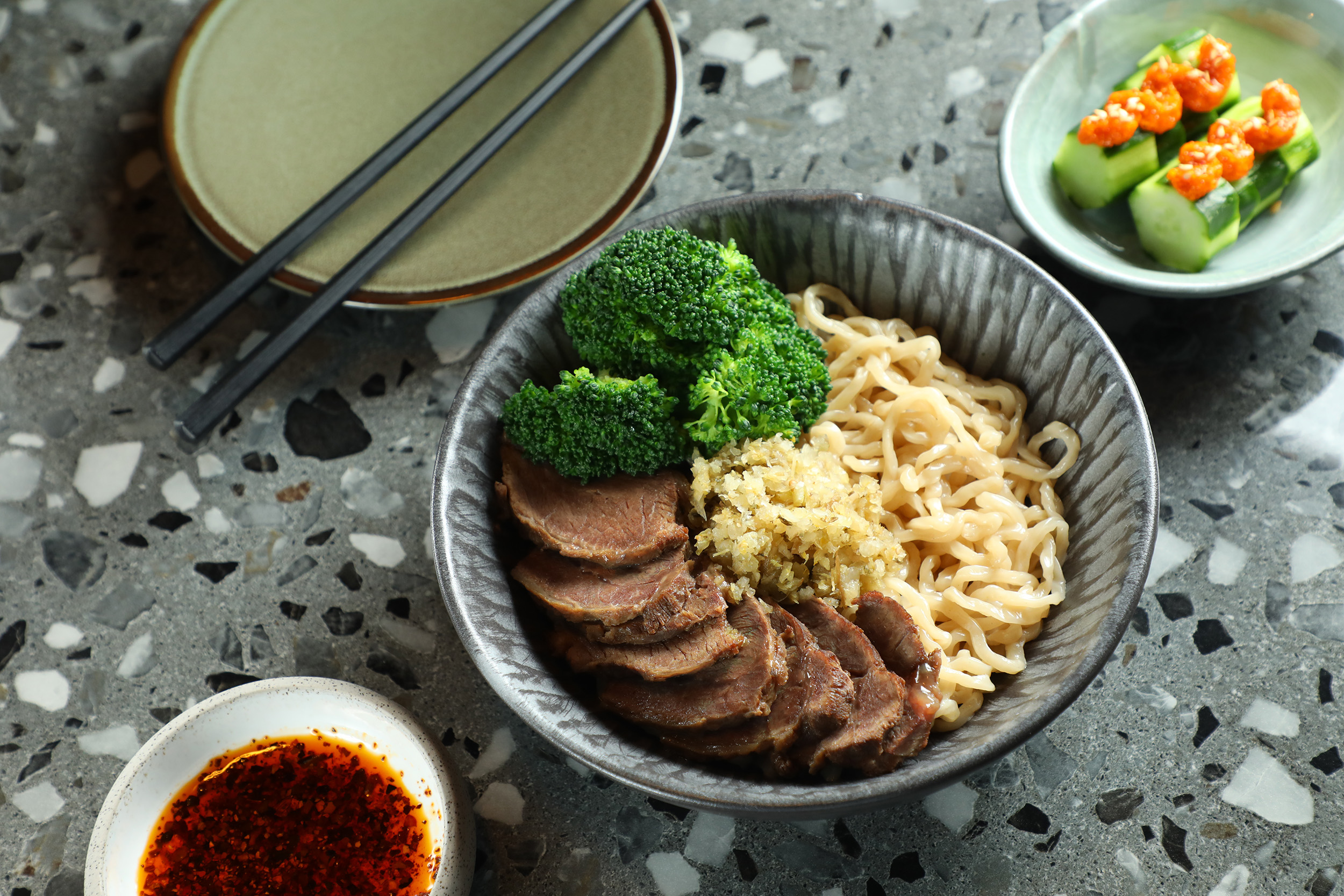 「牛頰拌麵」以滷牛頰肉搭配酸菜末,吃的時候均勻攪拌碗底的牛肉醬汁與辣油,是一道令人食欲大開的下酒菜。(280元/份)