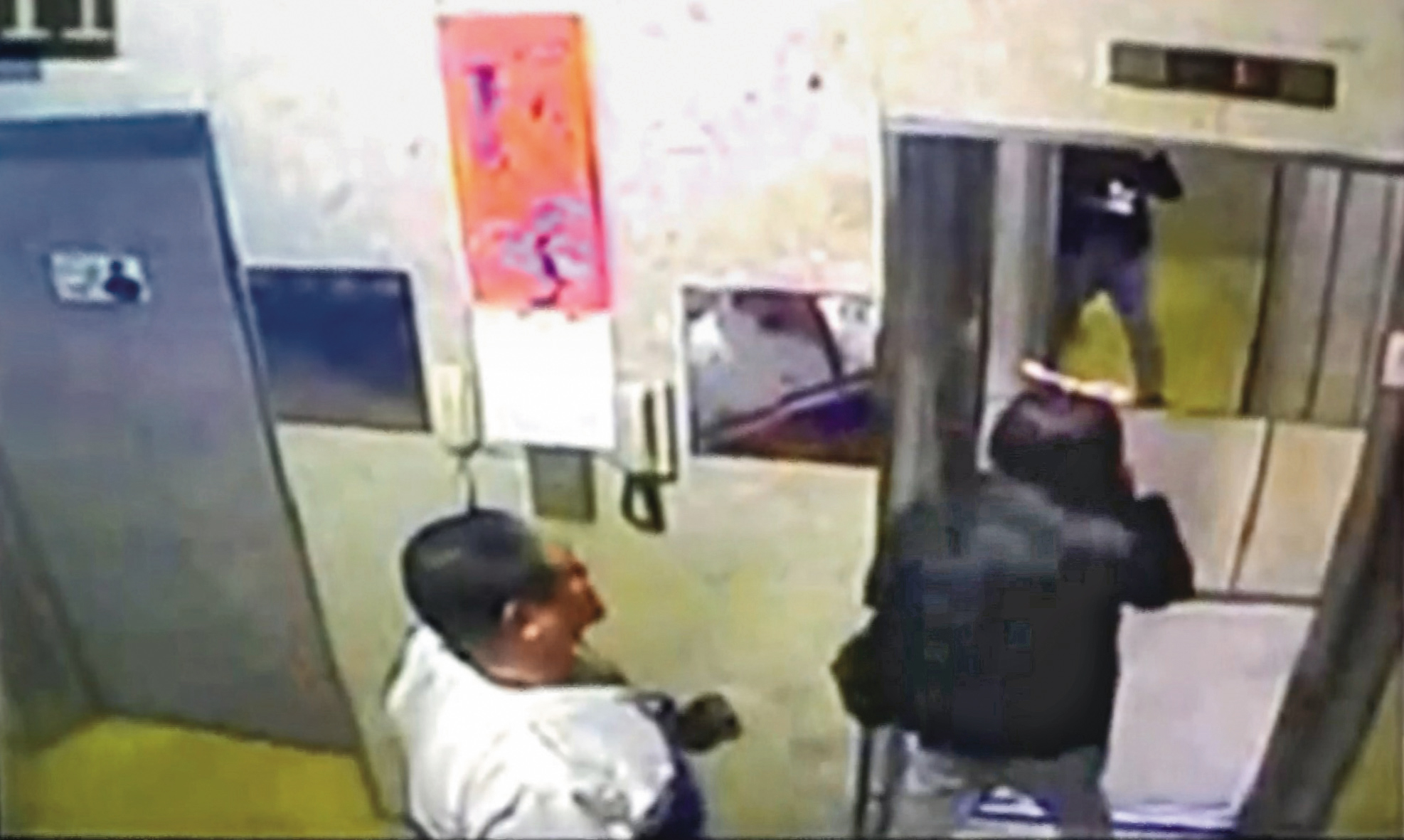 彭女（右）與李男（左）搭電梯上樓的畫面，成為她的最後身影。（翻攝畫面）