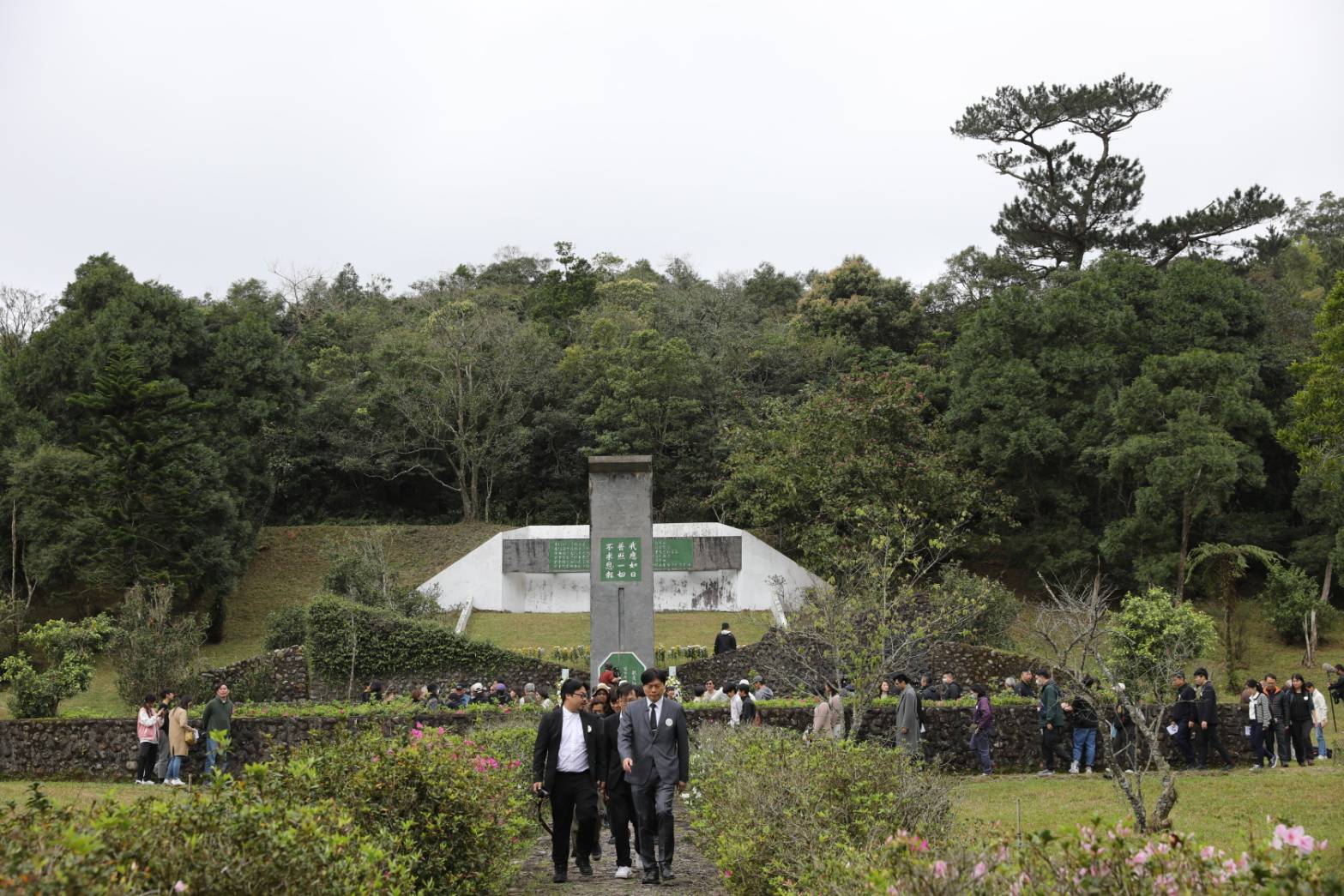 林宅血案46年，慈林基金會今日在宜蘭林家墓園舉行追思會，林義雄的妻子方素敏與親友到場，與上百名民眾一起哀悼。
