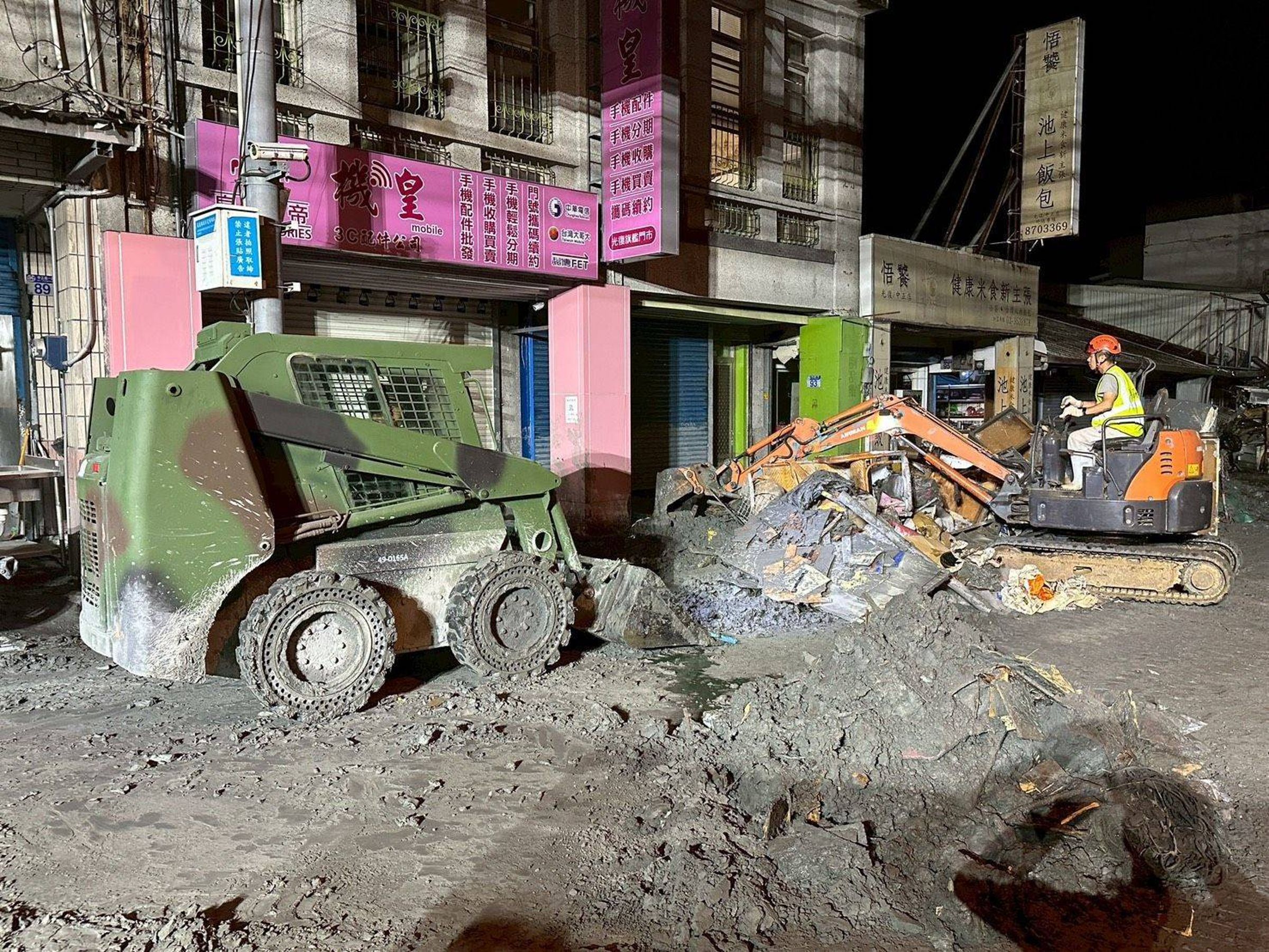 陸軍司令呂坤修帶部隊挺進災區，協助受災民眾恢復家園。（軍方提供）