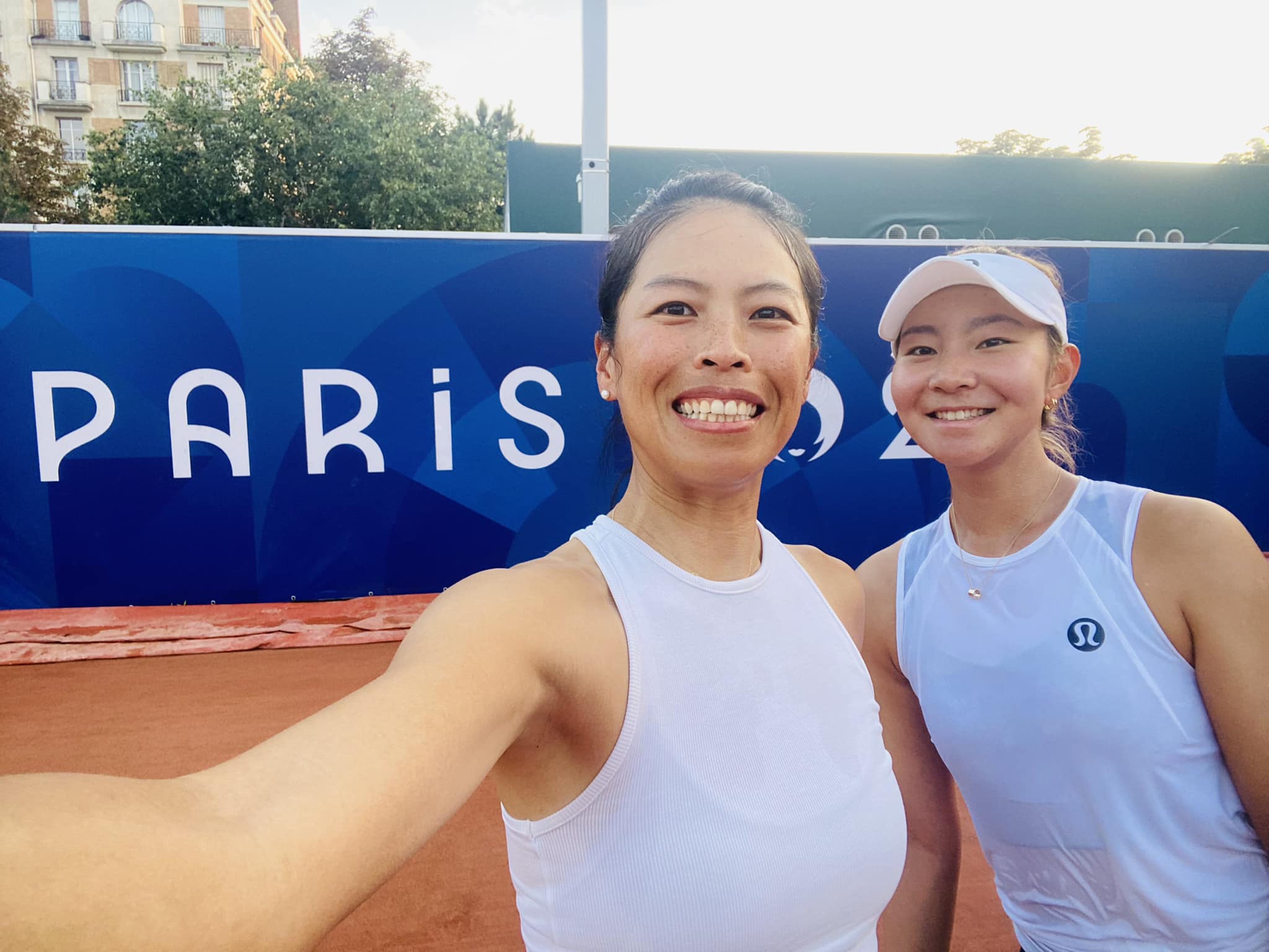 謝淑薇（左）、曹家宜（右）晉級奧運女雙8強。（翻攝謝淑薇臉書）