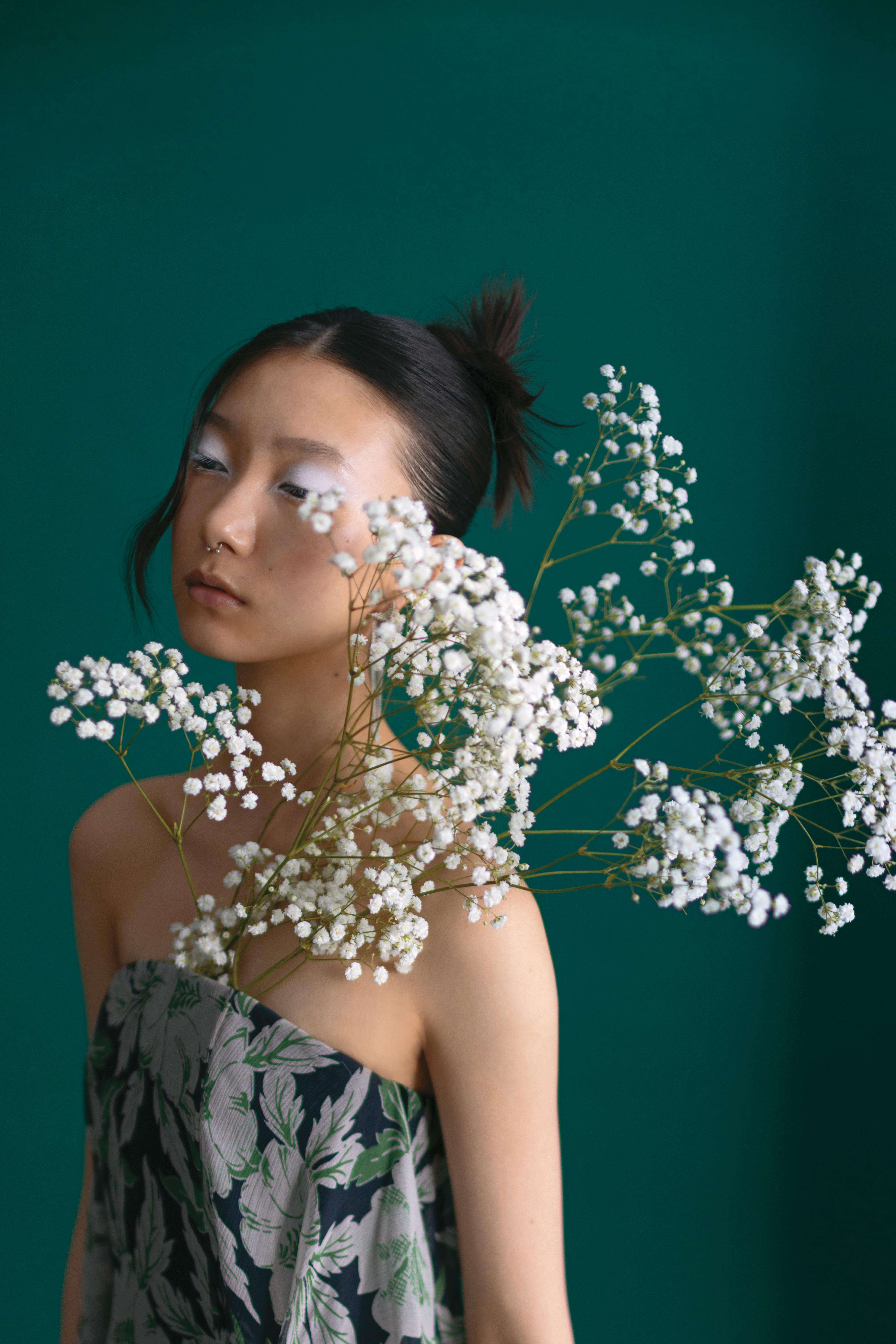 黑底印花雪紡洋裝NT$156,000 by LOEWE Aurora Star銀色流蘇耳環 NT$5,100 by AllSaints