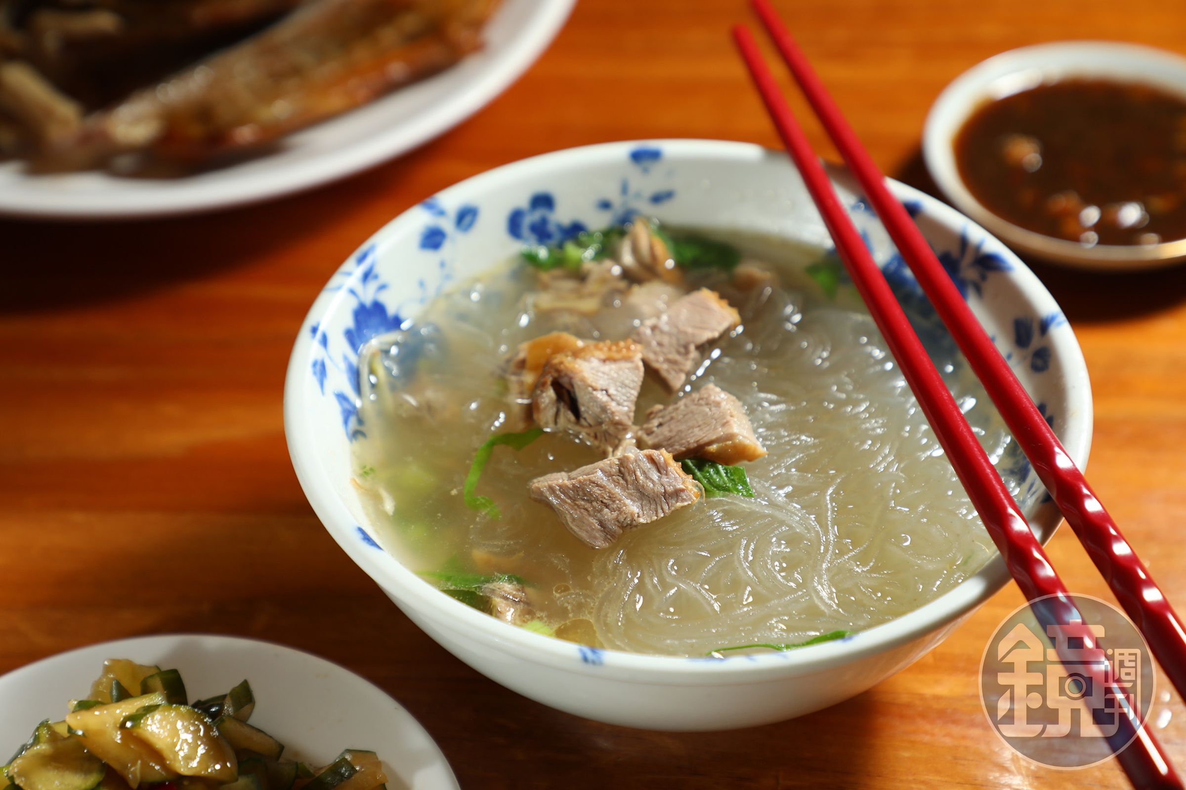 「鴨肉冬粉」可沾上特製辣椒醬，吃出不同層次風味。（60元／碗）