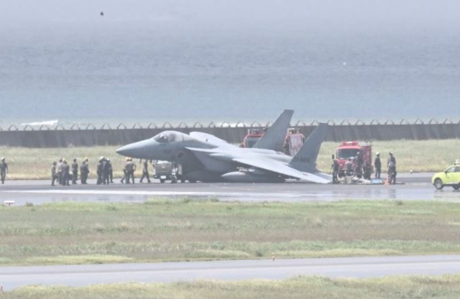 驚險瞬間!日本F-15戰機降落「左翼磨地冒煙竄火」 那霸機場跑道緊急關閉