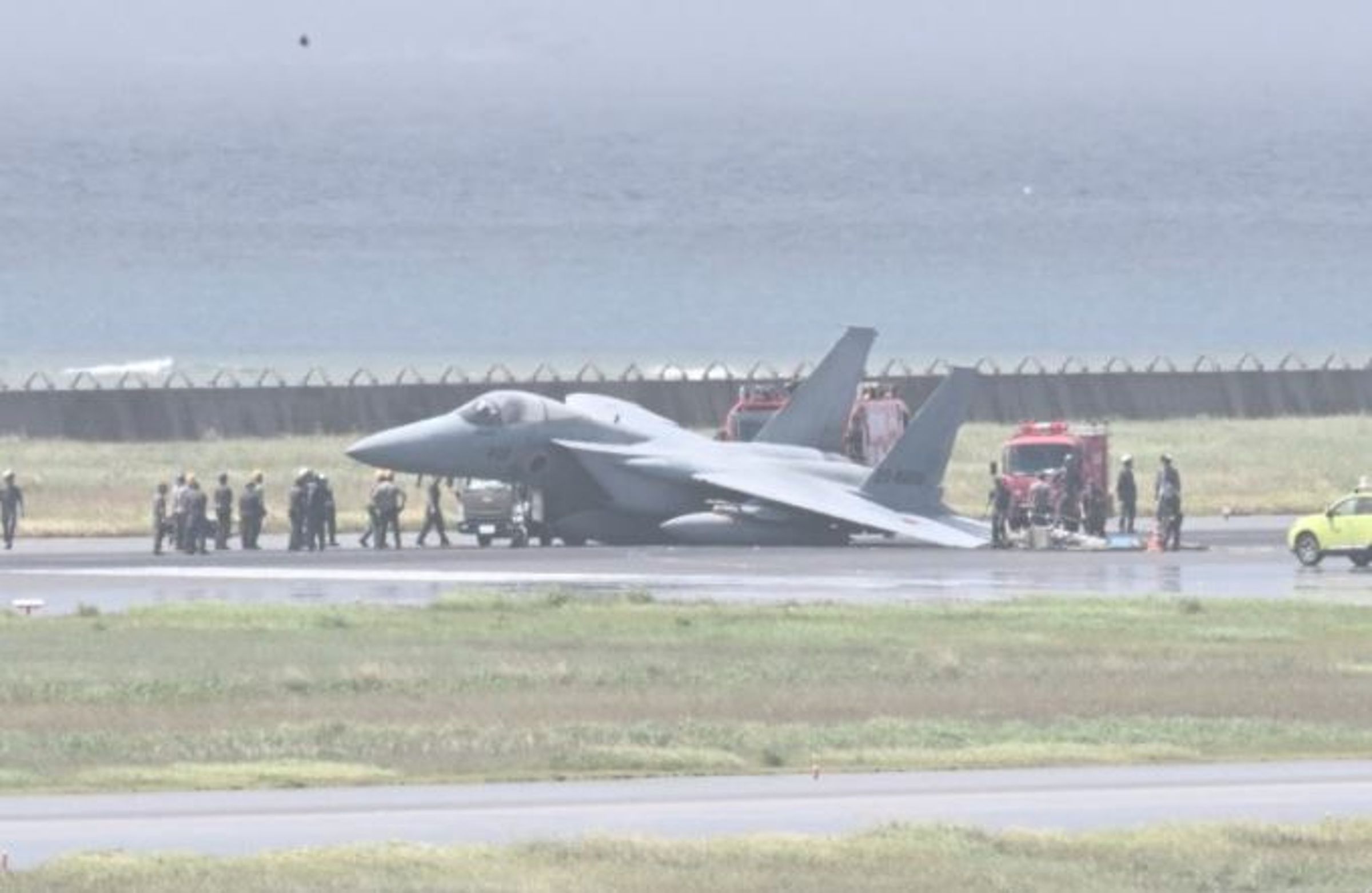 日本1架航空自衛隊F-15戰鬥機降落後疑似因起落架或輪子附近發生故障，機體突然向左側傾斜。（翻攝自共同社）
