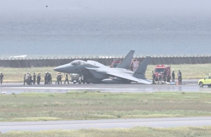 日本1架航空自衛隊F-15戰鬥機降落後疑似因起落架或輪子附近發生故障,機體突然向左側傾斜。(翻攝自共同社)