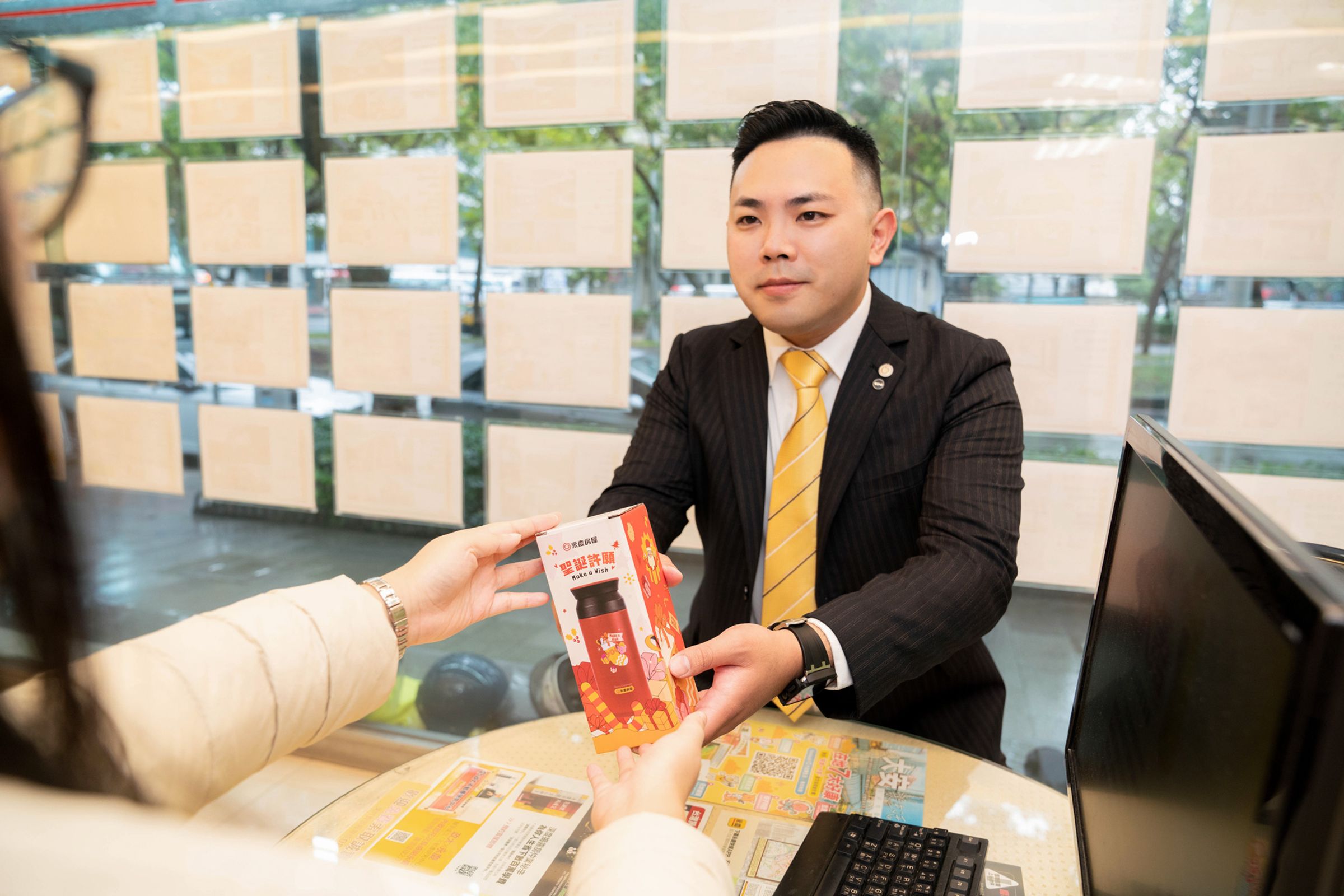 冷天氣裡最適合拿「永慶聖誕許願保溫杯」裝一杯熱熱的飲品，一整天都能溫暖你的心！