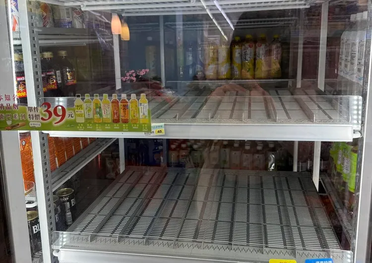 萊爾富門市近期因引進多款日本熱銷飲品，吸引大量消費者前往「掃貨」，貨架常出現供不應求的場面。（翻攝自臉書/Tigerdog老虎狗﻿）