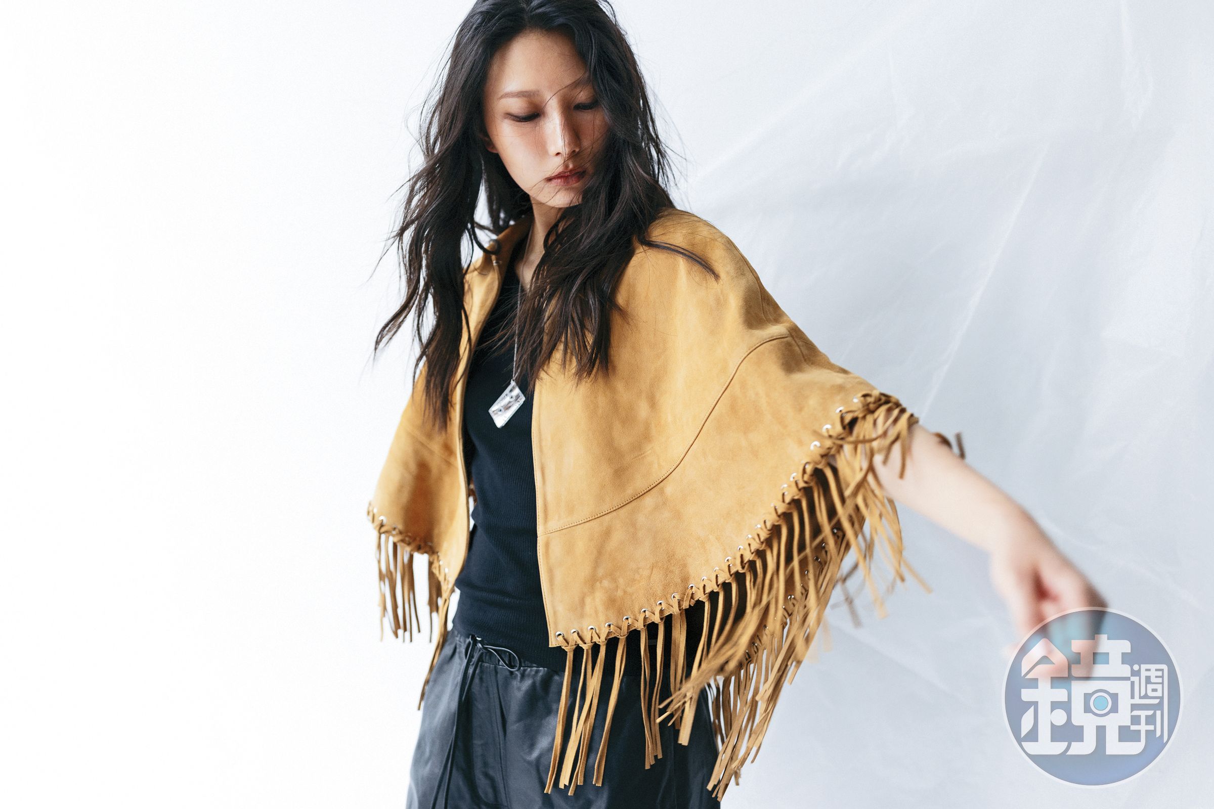 短版麂皮流蘇外套 NT$21,790 by maje、單肩背心 NT$2,000 by ALLSAINTS、羊皮抽繩短褲 NT$10,100 by ALLSAINTS、錄音帶造型項鍊 私人提供。