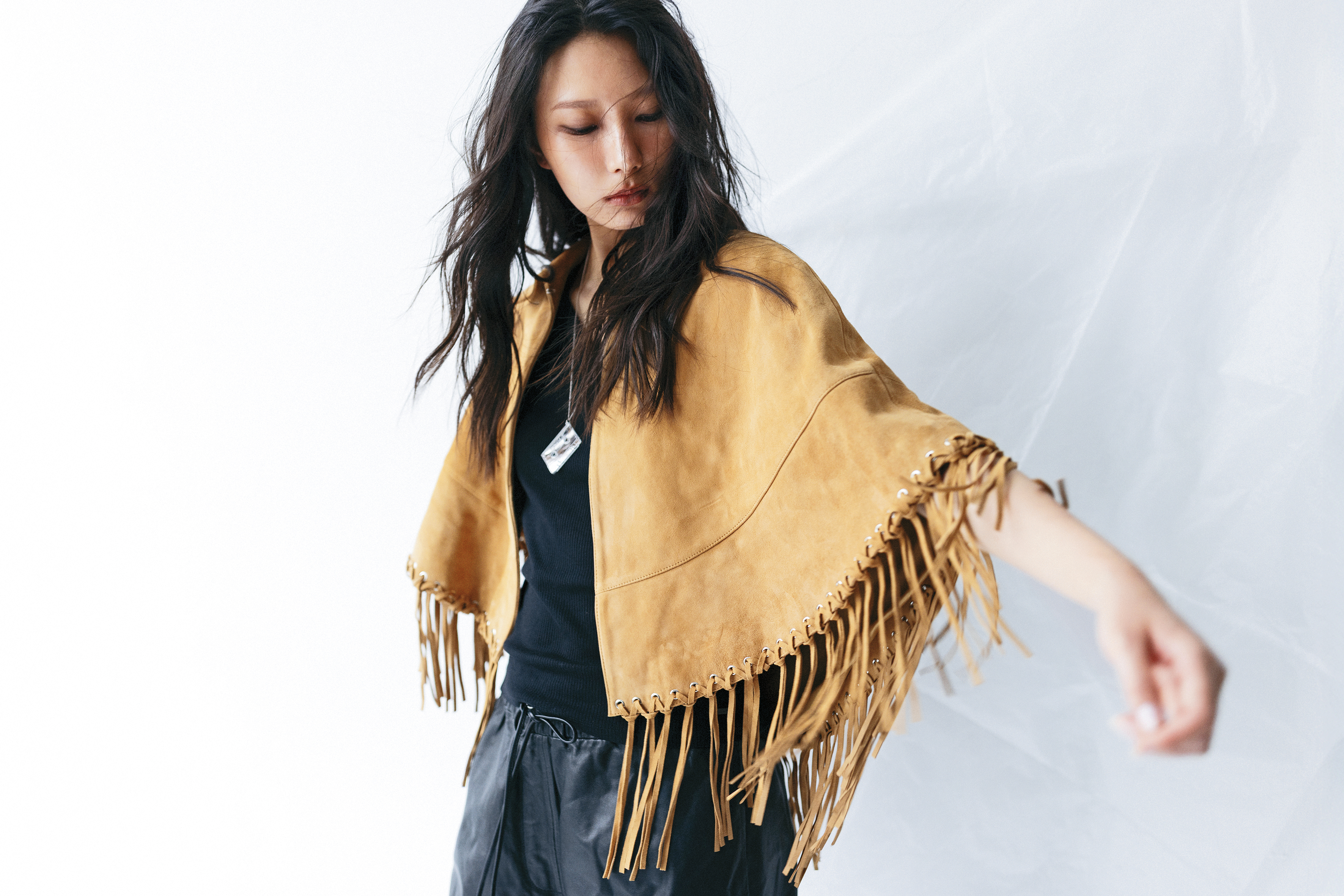 短版麂皮流蘇外套 NT$21,790 by maje、單肩背心 NT$2,000 by ALLSAINTS、羊皮抽繩短褲 NT$10,100 by ALLSAINTS、錄音帶造型項鍊 私人提供。