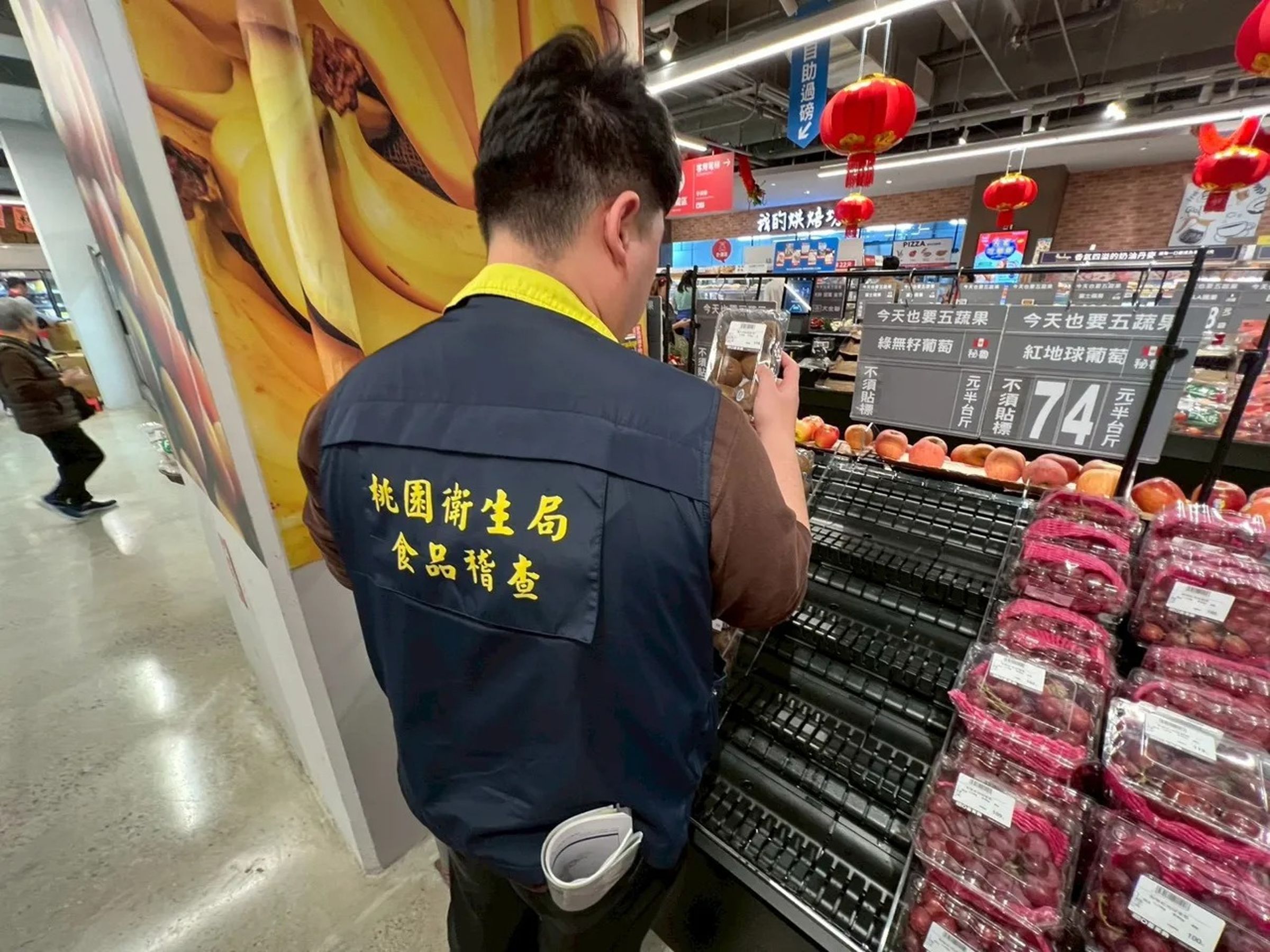 桃園市衛生局表示，經抽查架上生鮮蔬果產品，現場並未發現發霉、變質或腐敗之情事。（桃園市衛生局提供）