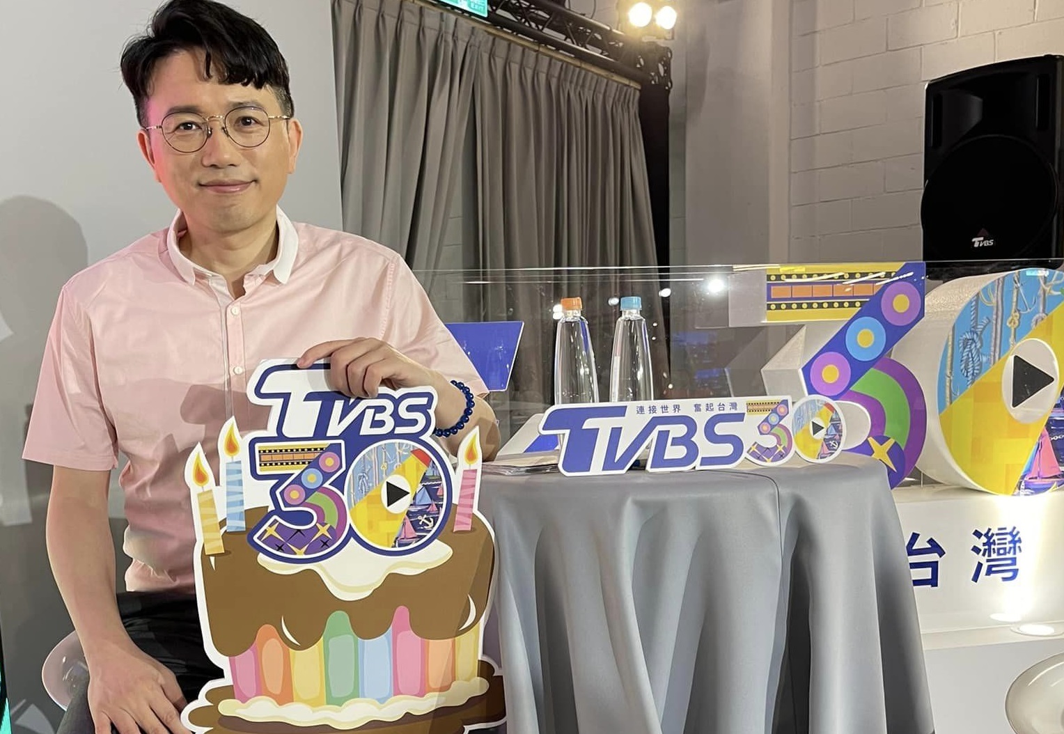 名醫江坤俊醜聞連環爆,媒體爆出他曾對昔日節目搭檔鄭凱云性騷。(翻攝自江坤俊醫師臉書)