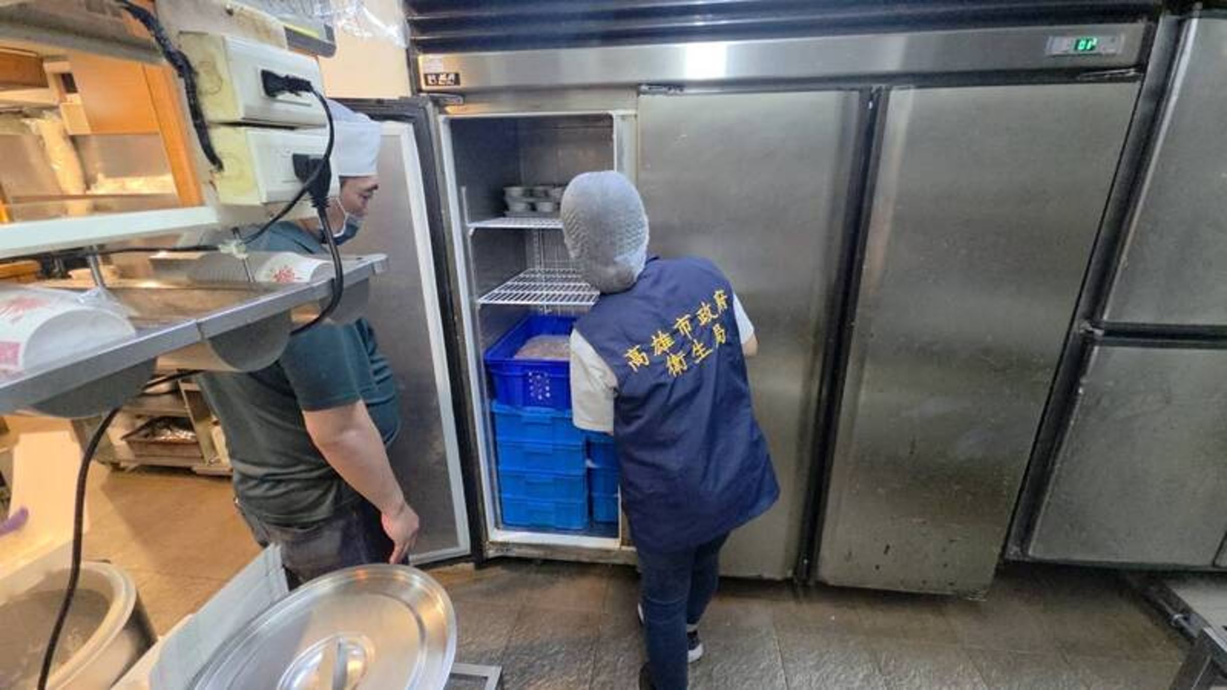 高雄市衛生局獲報前往稽查，業者證實照片屬實，將依《食品安全衛生管理法》裁罰3萬至300萬元罰鍰。（高雄市衛生局提供）